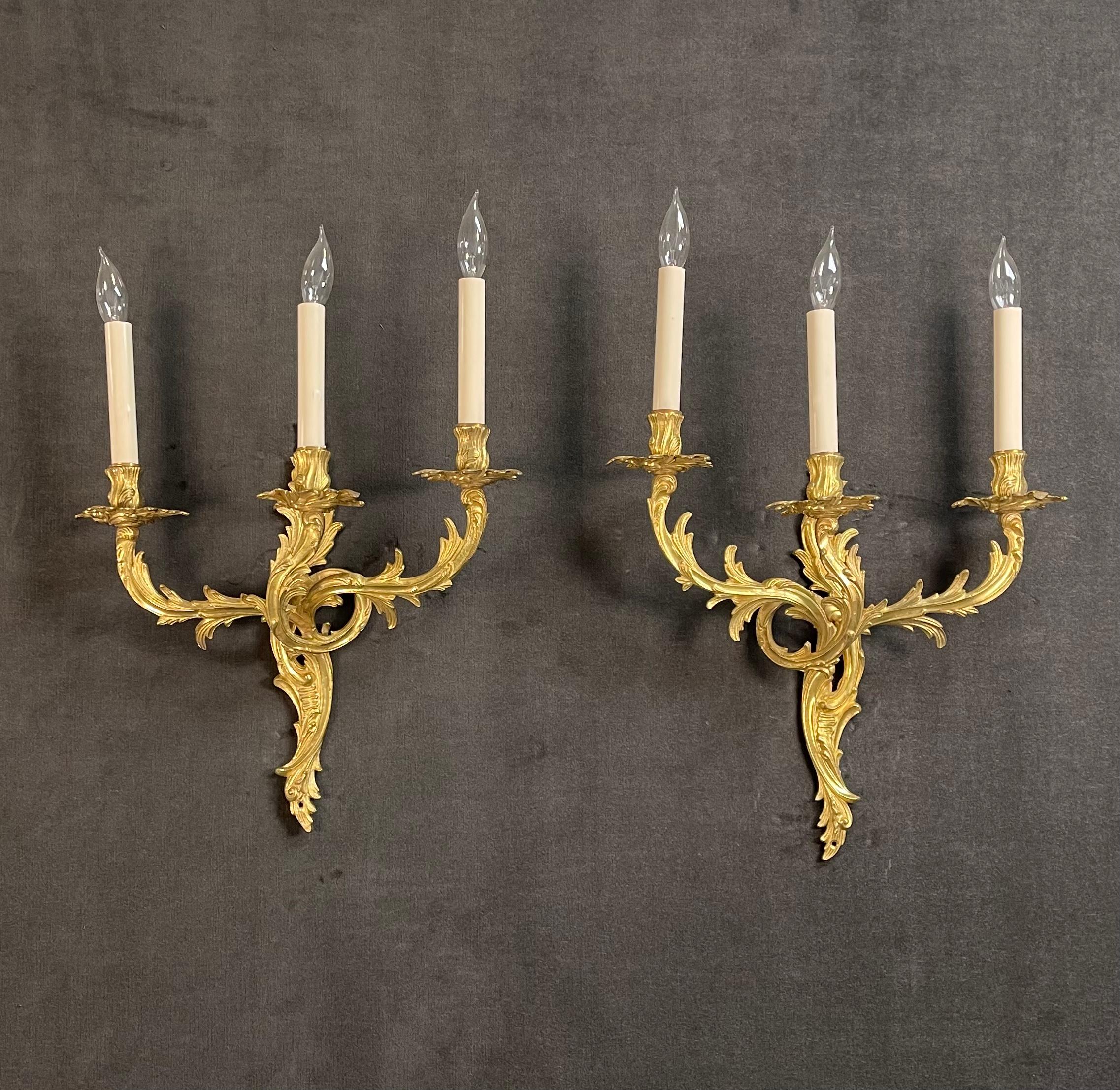 Pair of Louis XV Style Gilt-Bronze Wall Sconces In Good Condition For Sale In New York, NY