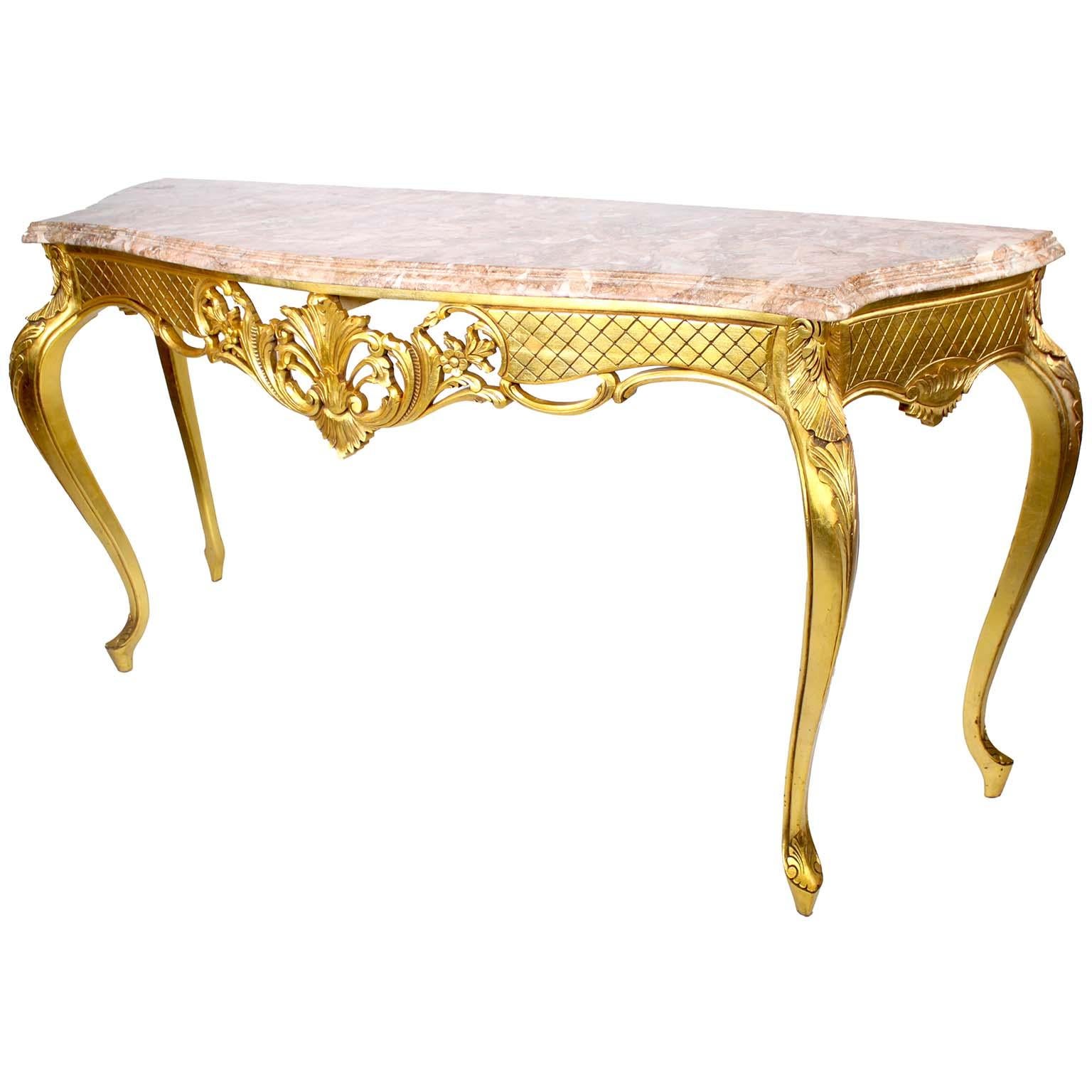 Zwei Konsolentische aus geschnitztem Giltwood im Louis XV-Stil mit Marmorplatte. Die serpentinenförmigen, freistehenden Wandkonsolen, deren Schürze mit einer aufwendig geschnitzten, durchbrochenen Blumen- und Akanthusschnitzerei mit 