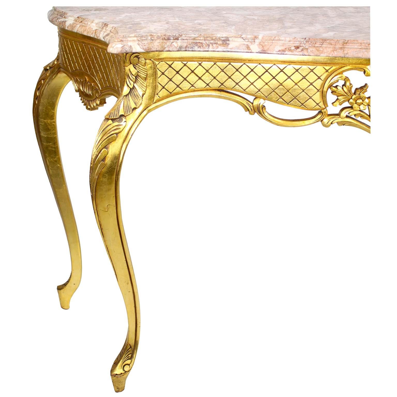 Ein Paar geschnitzte Wandkonsolentische aus vergoldetem Holz im Louis-XV-Stil mit Marmorplatte (Unbekannt) im Angebot