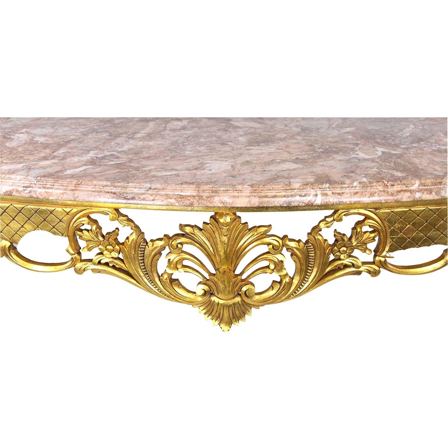 Ein Paar geschnitzte Wandkonsolentische aus vergoldetem Holz im Louis-XV-Stil mit Marmorplatte (Geschnitzt) im Angebot