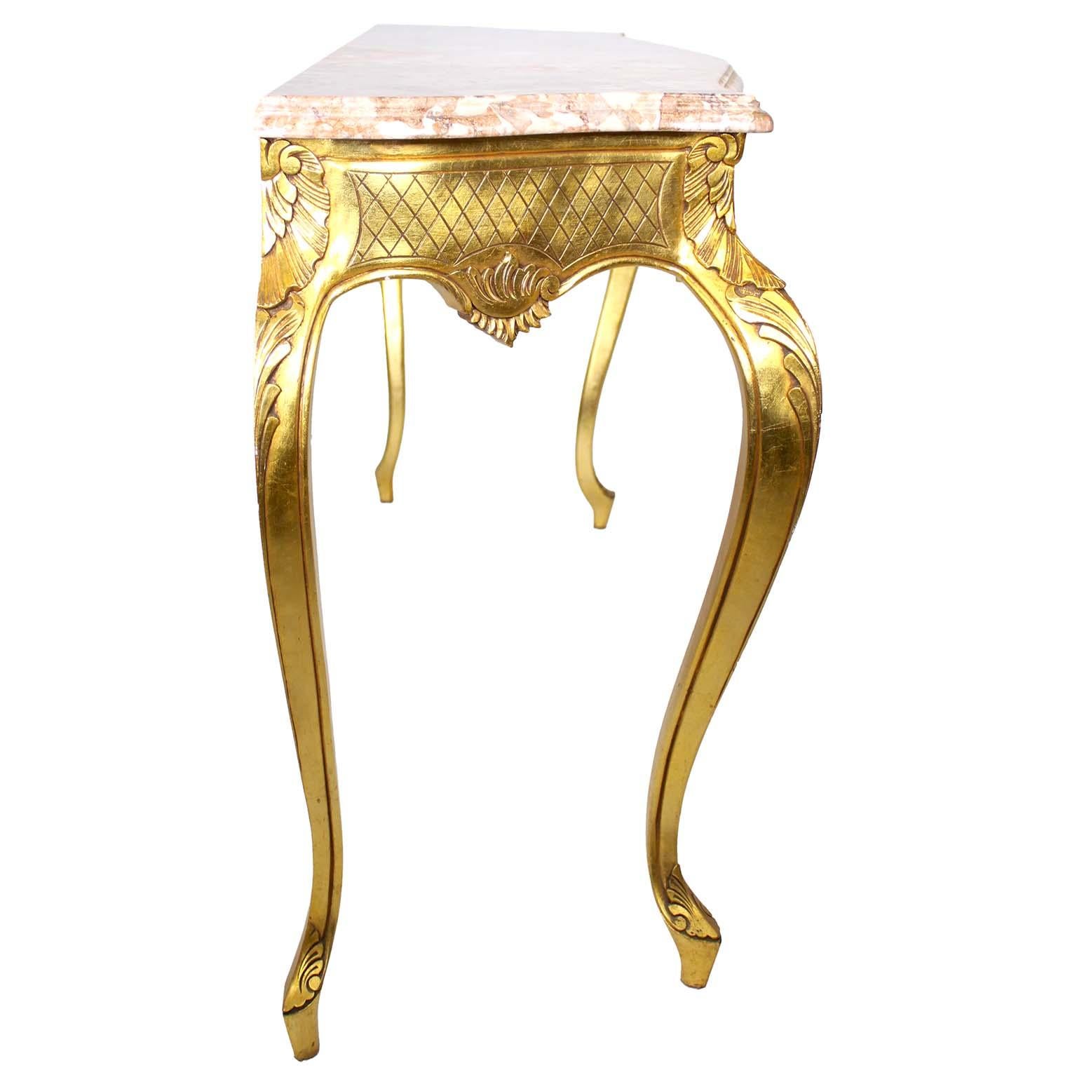 Ein Paar geschnitzte Wandkonsolentische aus vergoldetem Holz im Louis-XV-Stil mit Marmorplatte im Angebot 1
