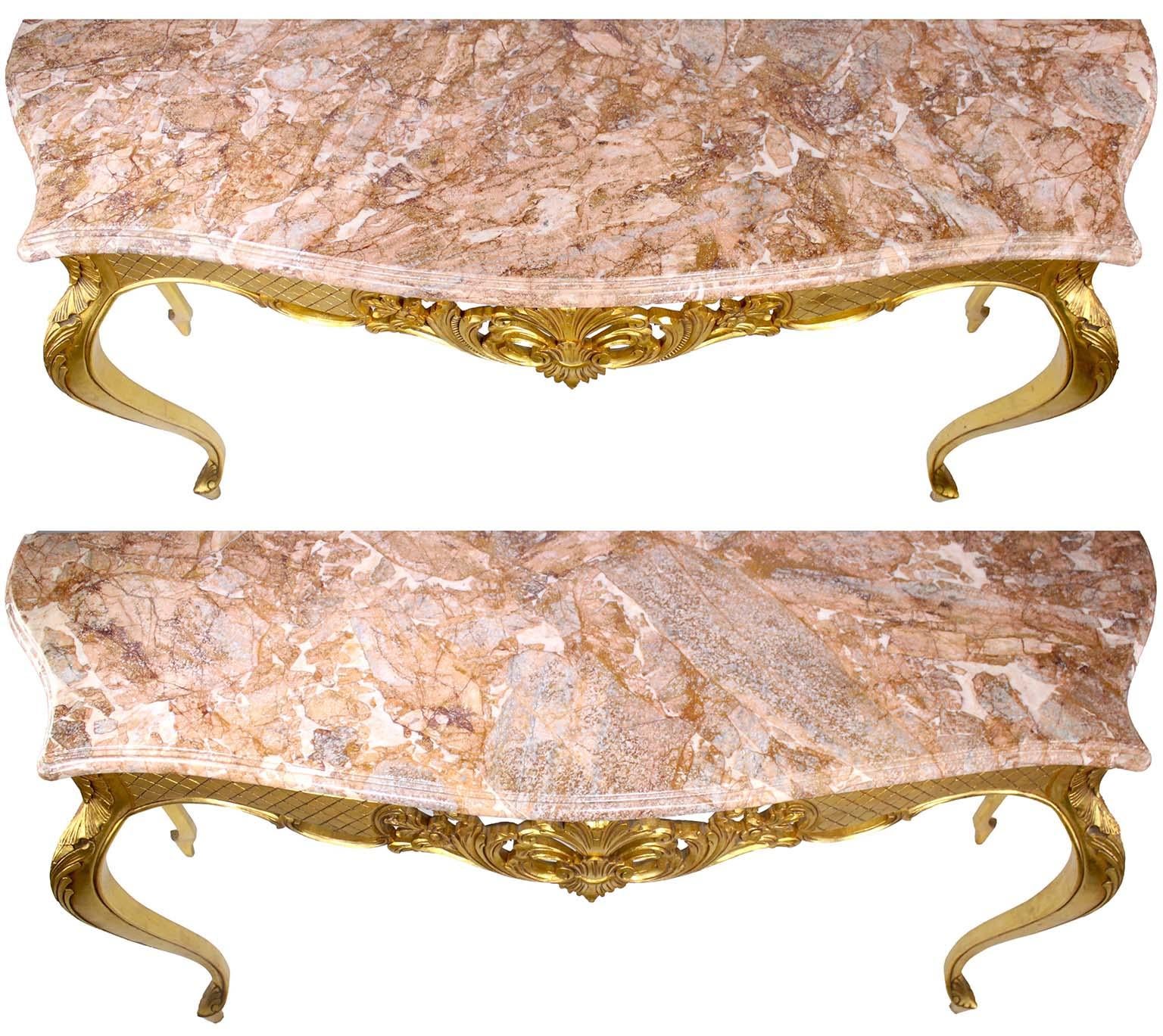 Ein Paar geschnitzte Wandkonsolentische aus vergoldetem Holz im Louis-XV-Stil mit Marmorplatte im Angebot 2