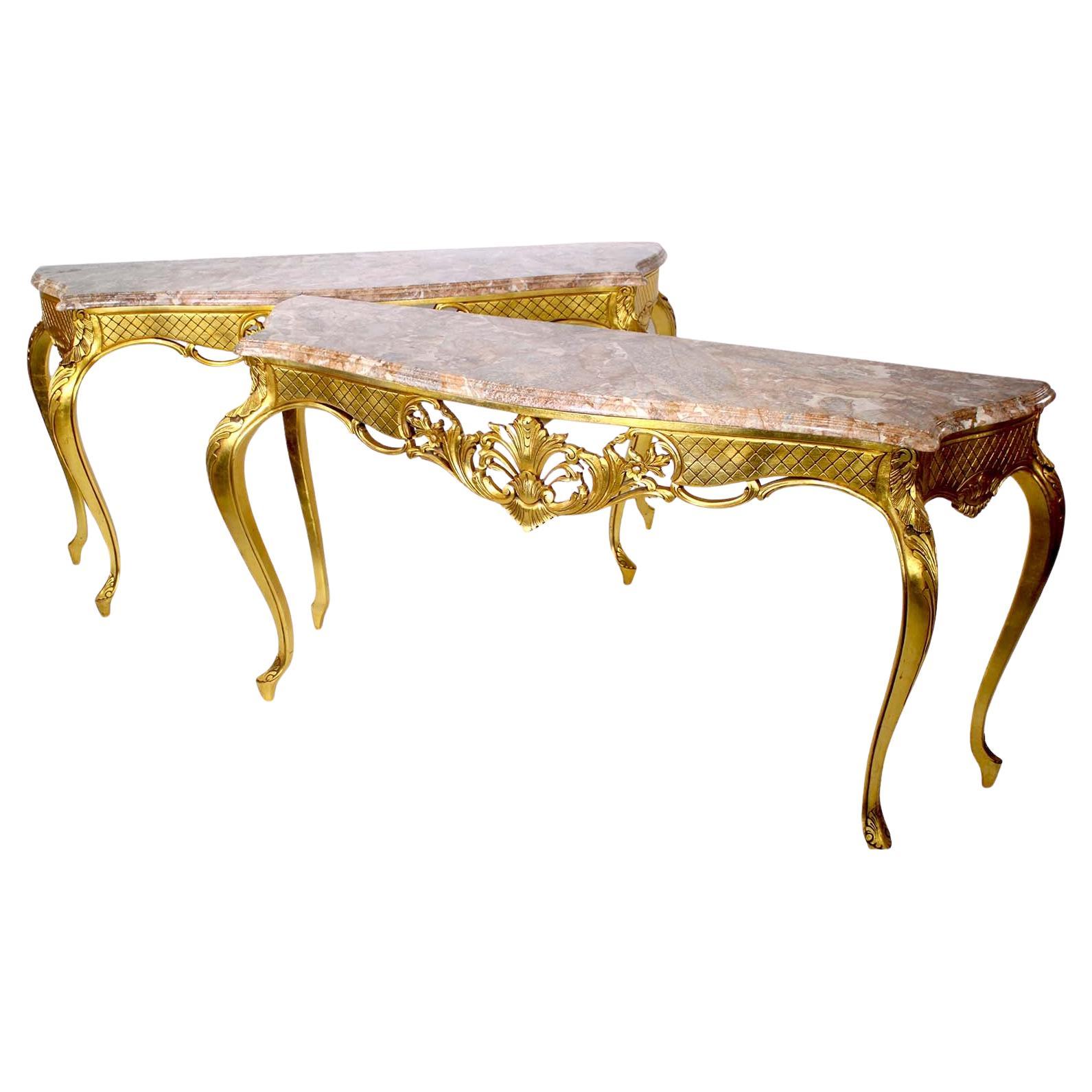 Ein Paar geschnitzte Wandkonsolentische aus vergoldetem Holz im Louis-XV-Stil mit Marmorplatte im Angebot