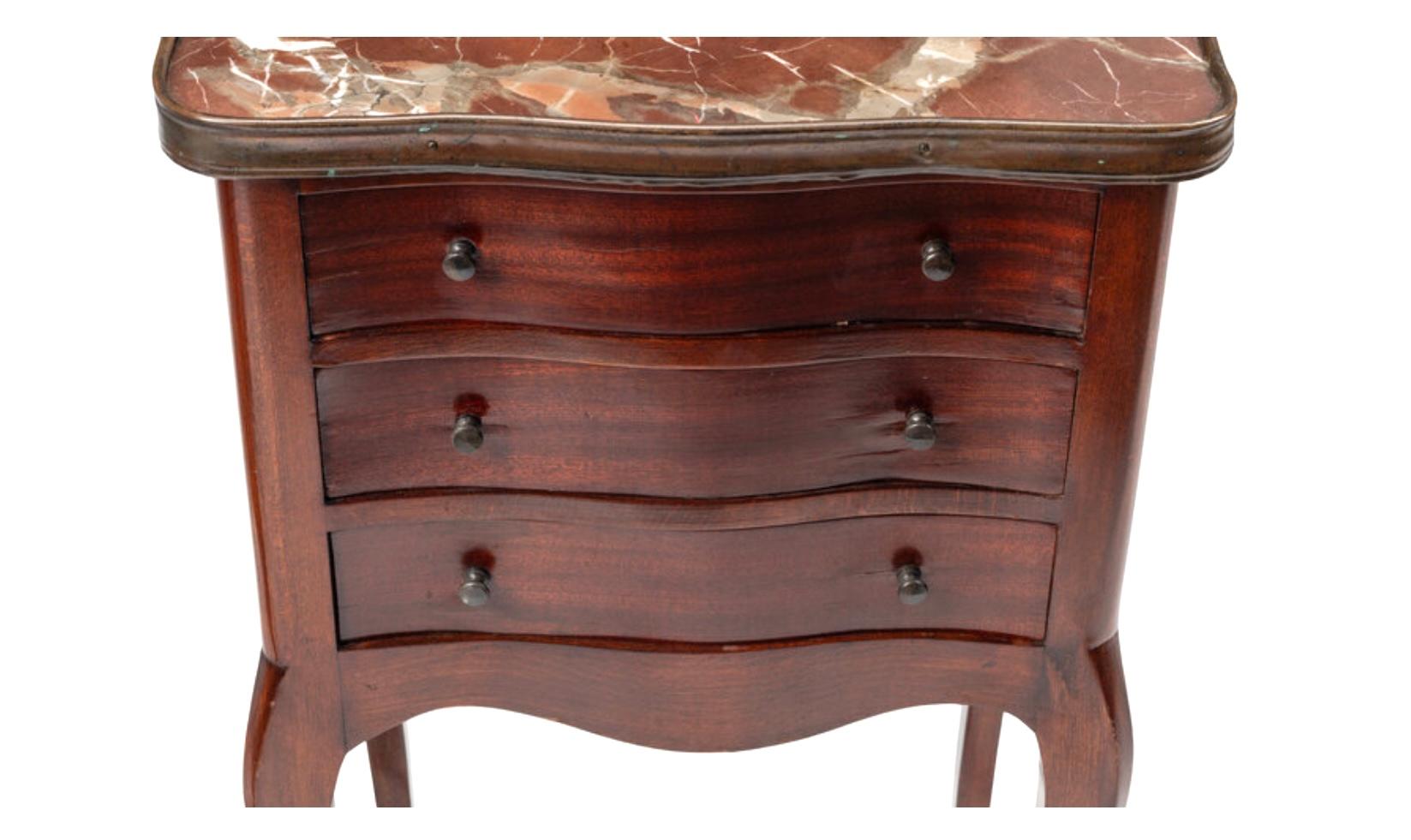 Schönes Paar Beistelltische im Stil Louis XV mit Marmorplatten, die sich durch klassische Eleganz, Kurven und Cabriole-Beine auszeichnen. Die rötlich-braunen Marmorplatten sorgen für Luxus und Funktionalität. Die Tische sind ein schönes Beispiel für