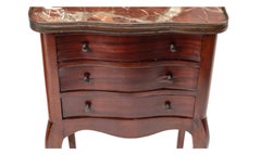 Paire de tables d'appoint de style Louis XV en acajou avec plateau en marbre