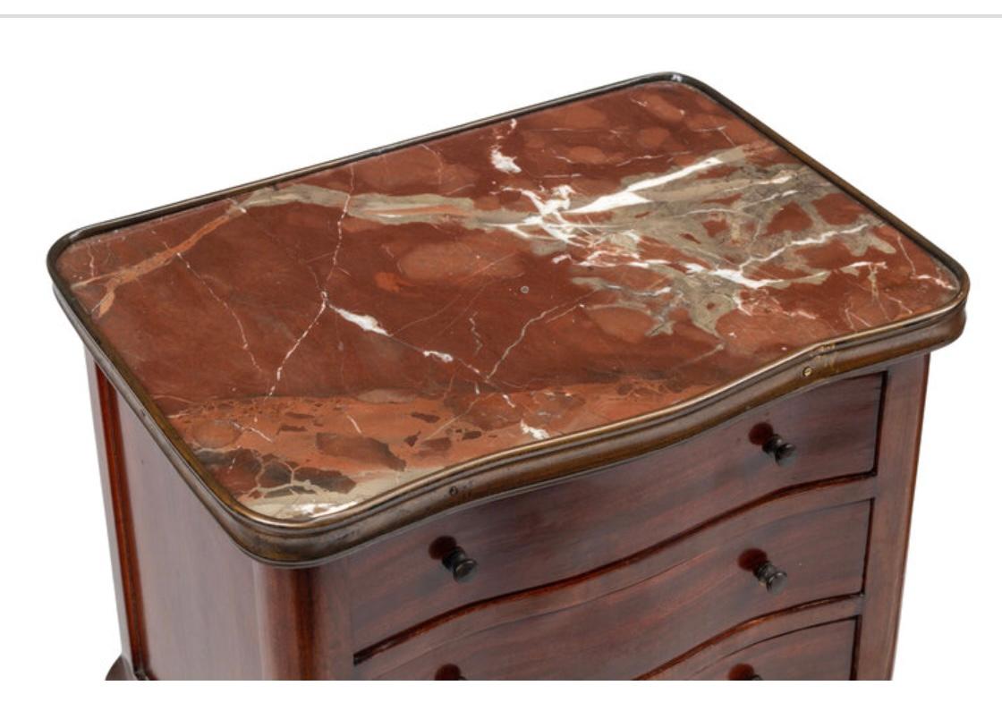 Ein Paar Beistelltische aus Mahagoni im Stil von Louis XV mit Marmorplatte (Louis XV.) im Angebot