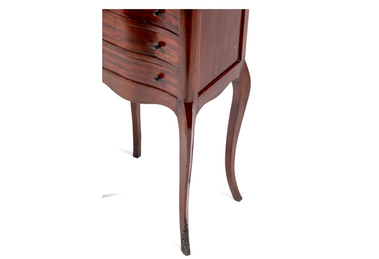Ein Paar Beistelltische aus Mahagoni im Stil von Louis XV mit Marmorplatte (Französisch) im Angebot