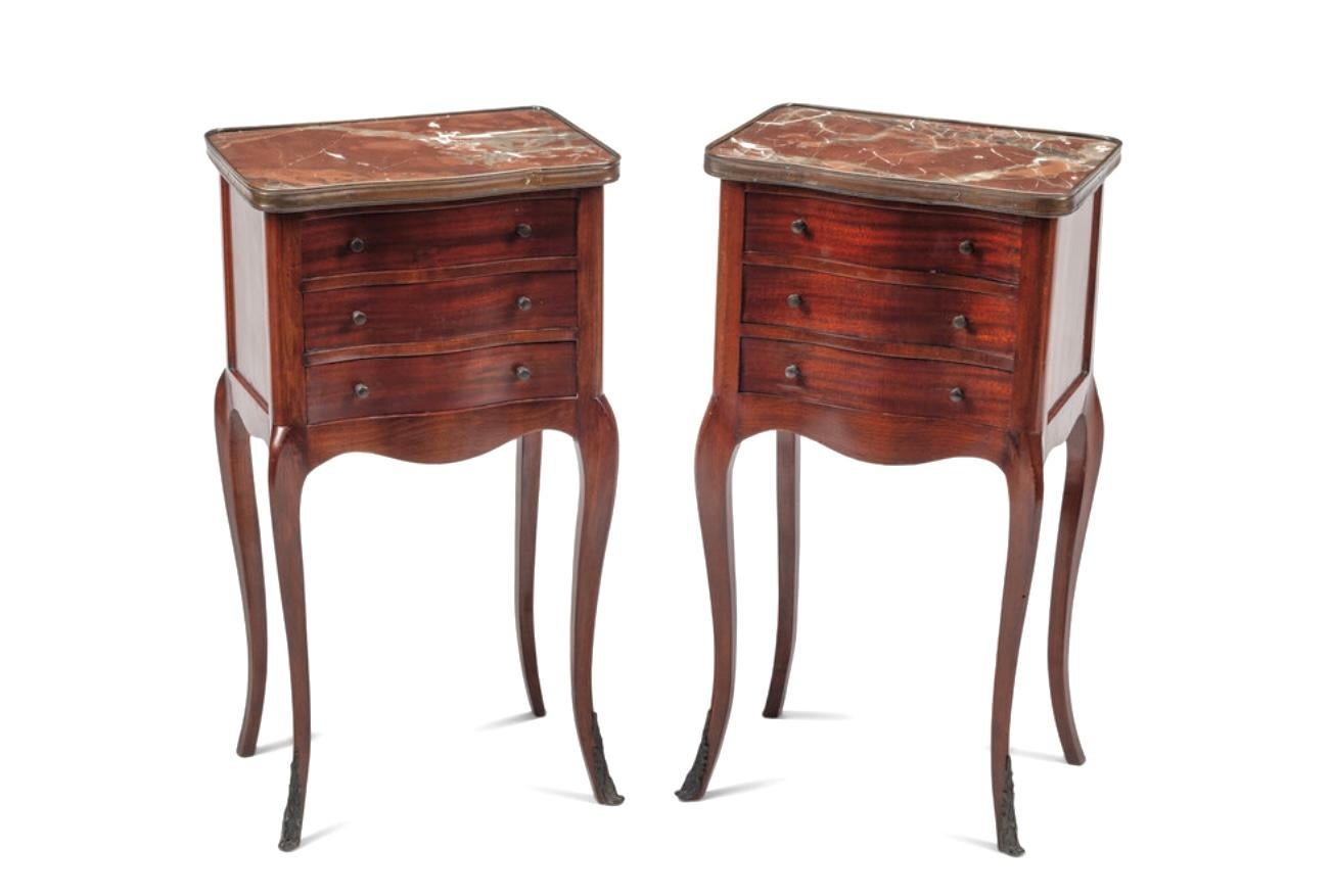 Ein Paar Beistelltische aus Mahagoni im Stil von Louis XV mit Marmorplatte im Zustand „Gut“ im Angebot in Bradenton, FL