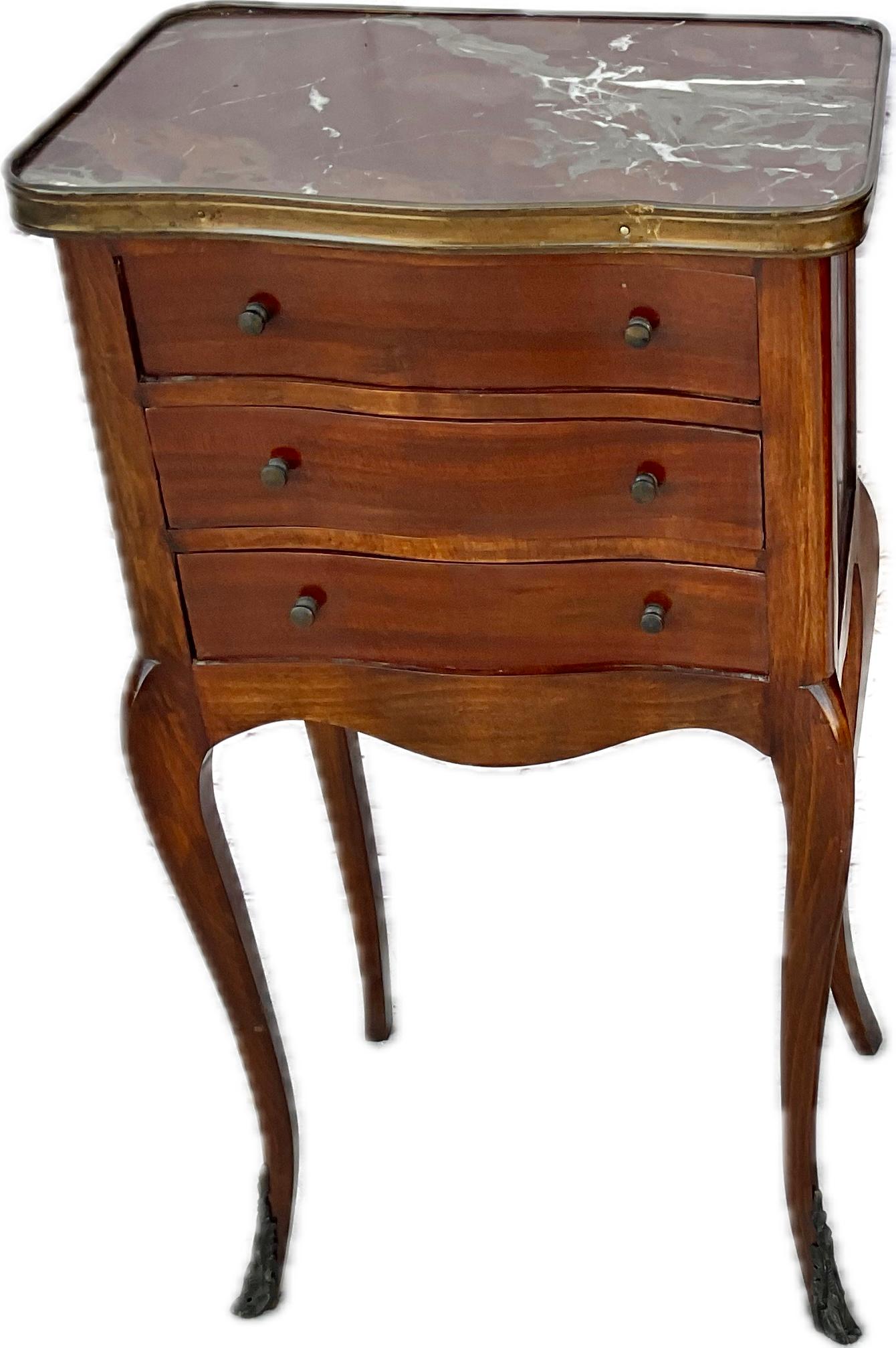 Ein Paar Beistelltische aus Mahagoni im Stil von Louis XV mit Marmorplatte (20. Jahrhundert) im Angebot