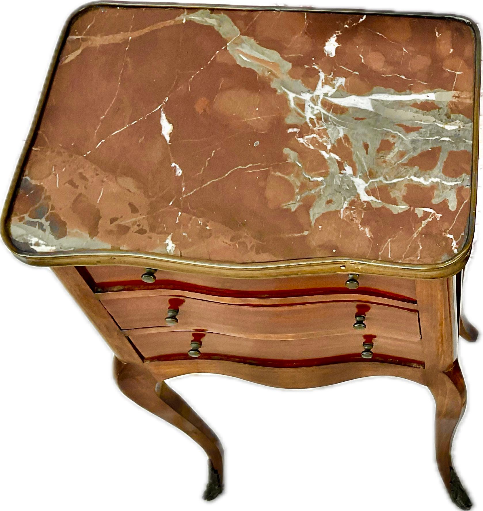 Ein Paar Beistelltische aus Mahagoni im Stil von Louis XV mit Marmorplatte im Angebot 2