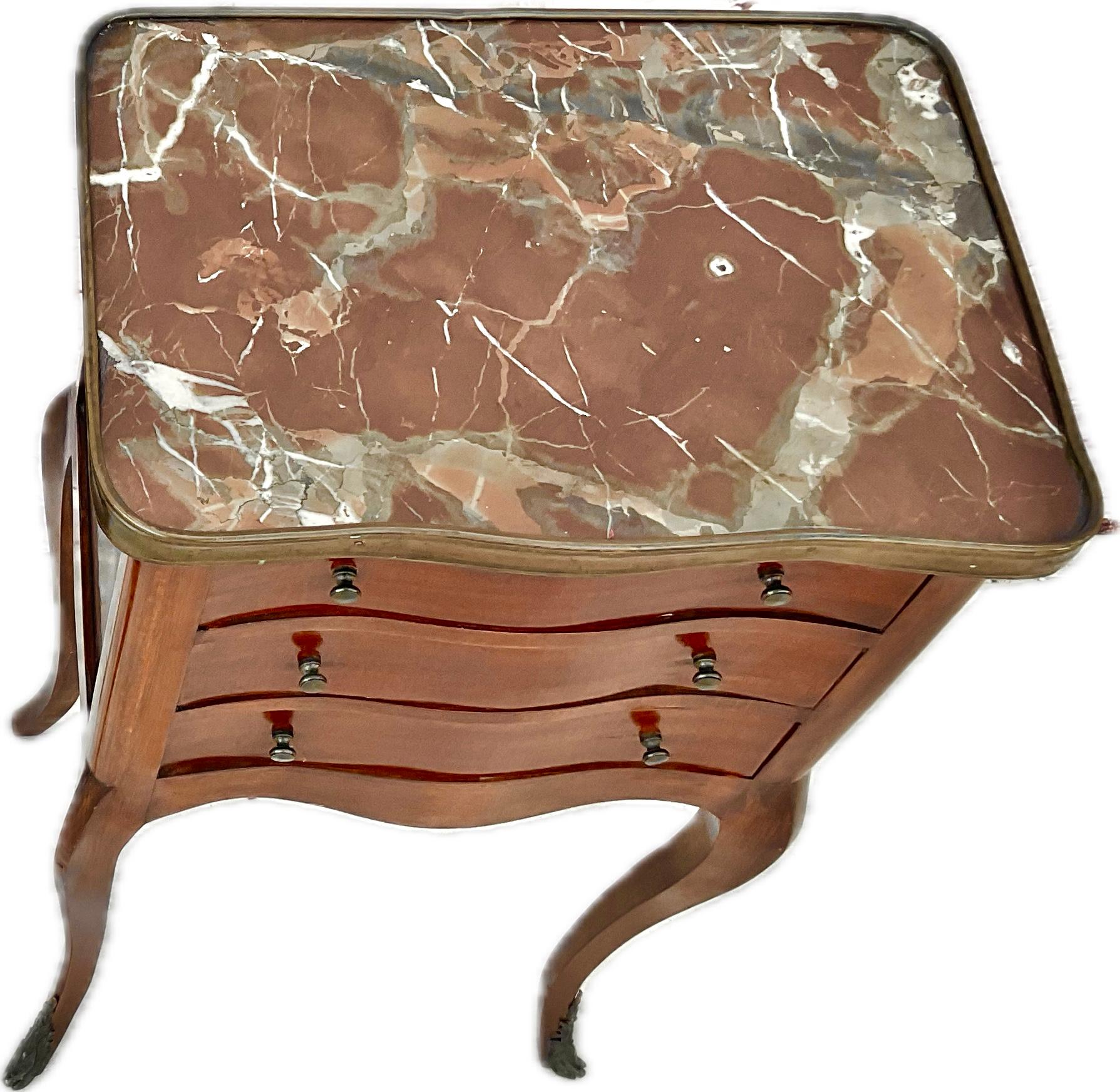 Ein Paar Beistelltische aus Mahagoni im Stil von Louis XV mit Marmorplatte im Angebot 3