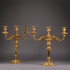 Coppia di oggetti in stile rococò  Candelabro a tre luci in Ormolu
