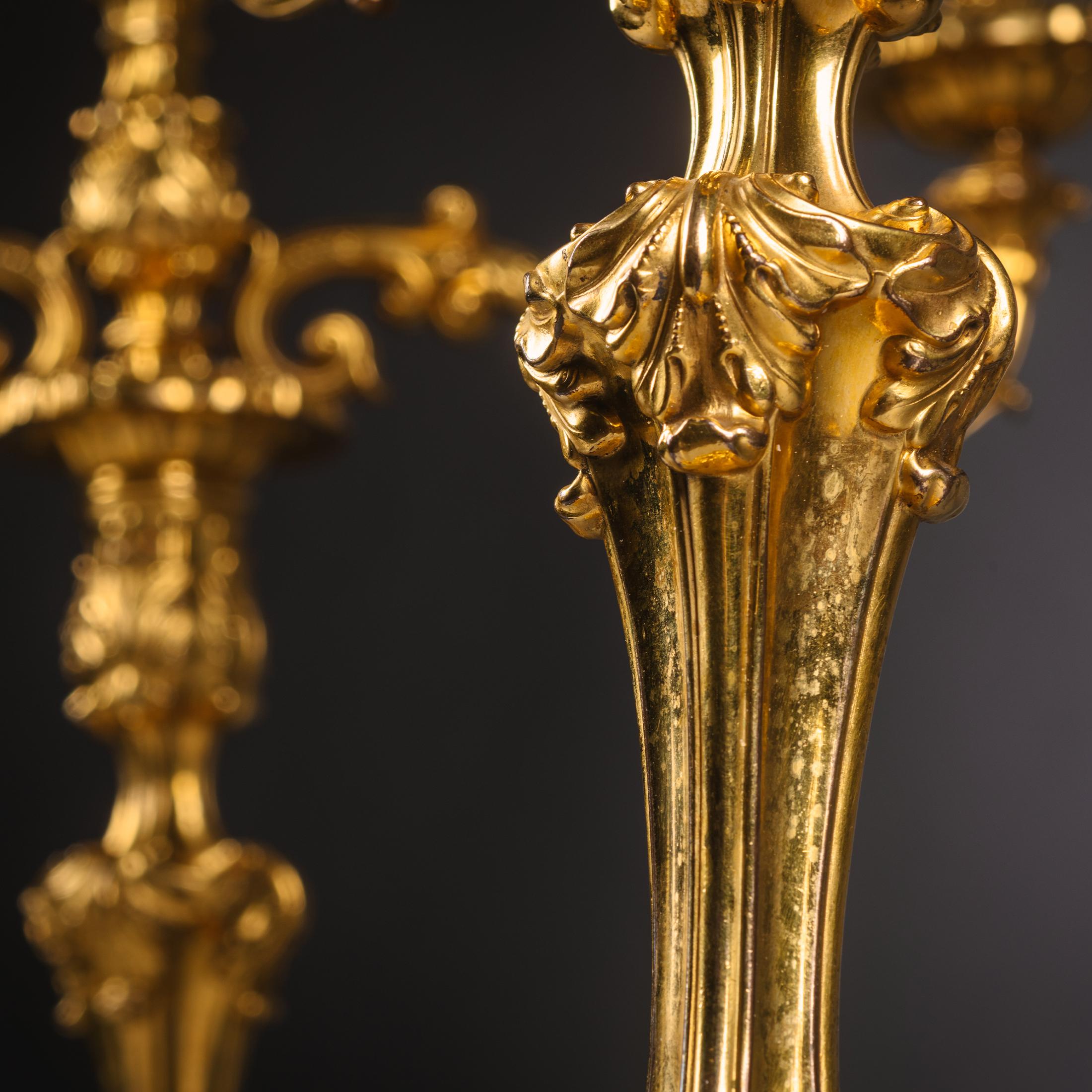 Anglais Paire d'objets de style no-rococo  Chandelier  trois lumires en ormolu en vente