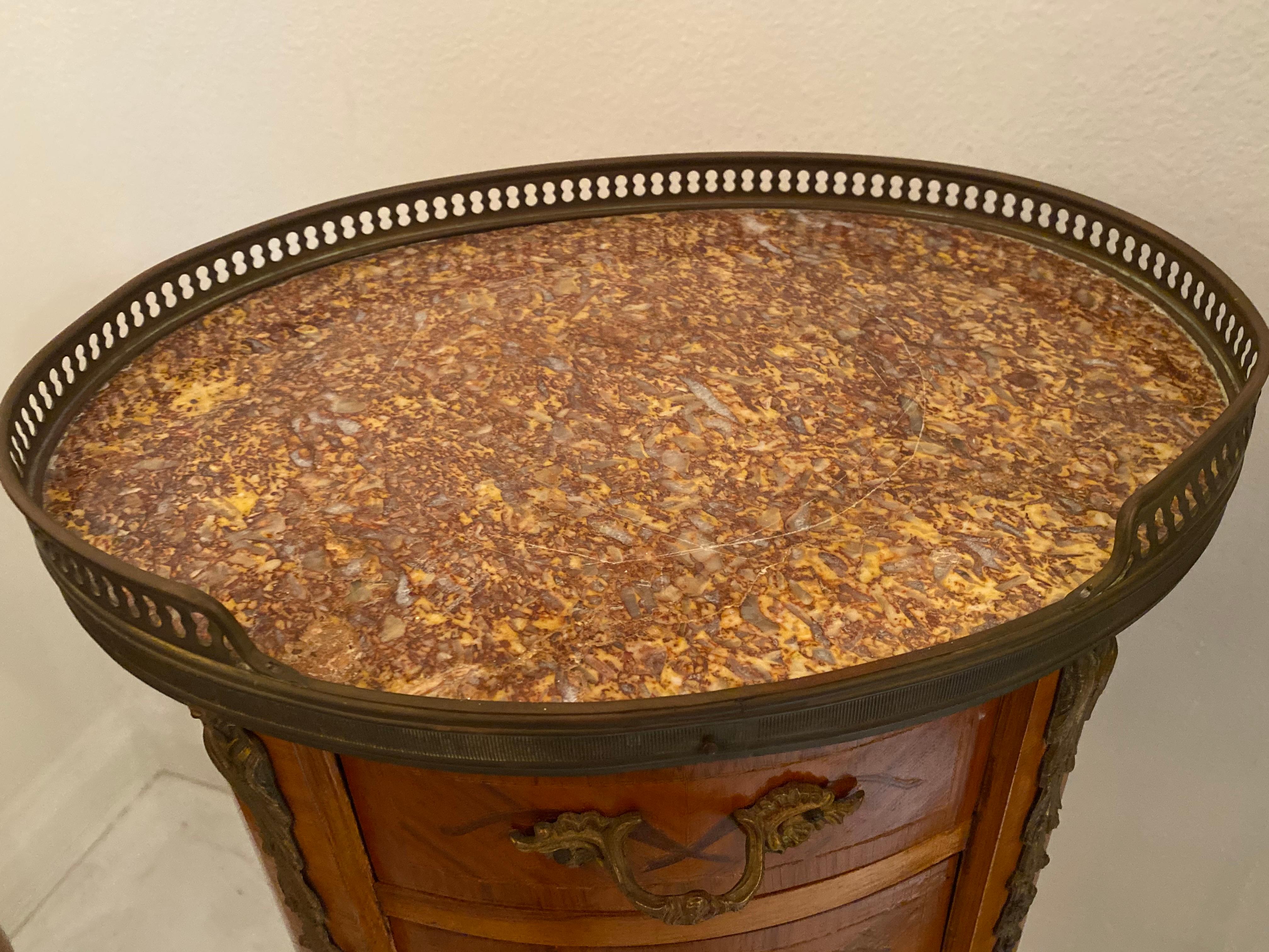 Ein Paar ovale Beistelltische im Stil Louis XV/XVI im Angebot 1