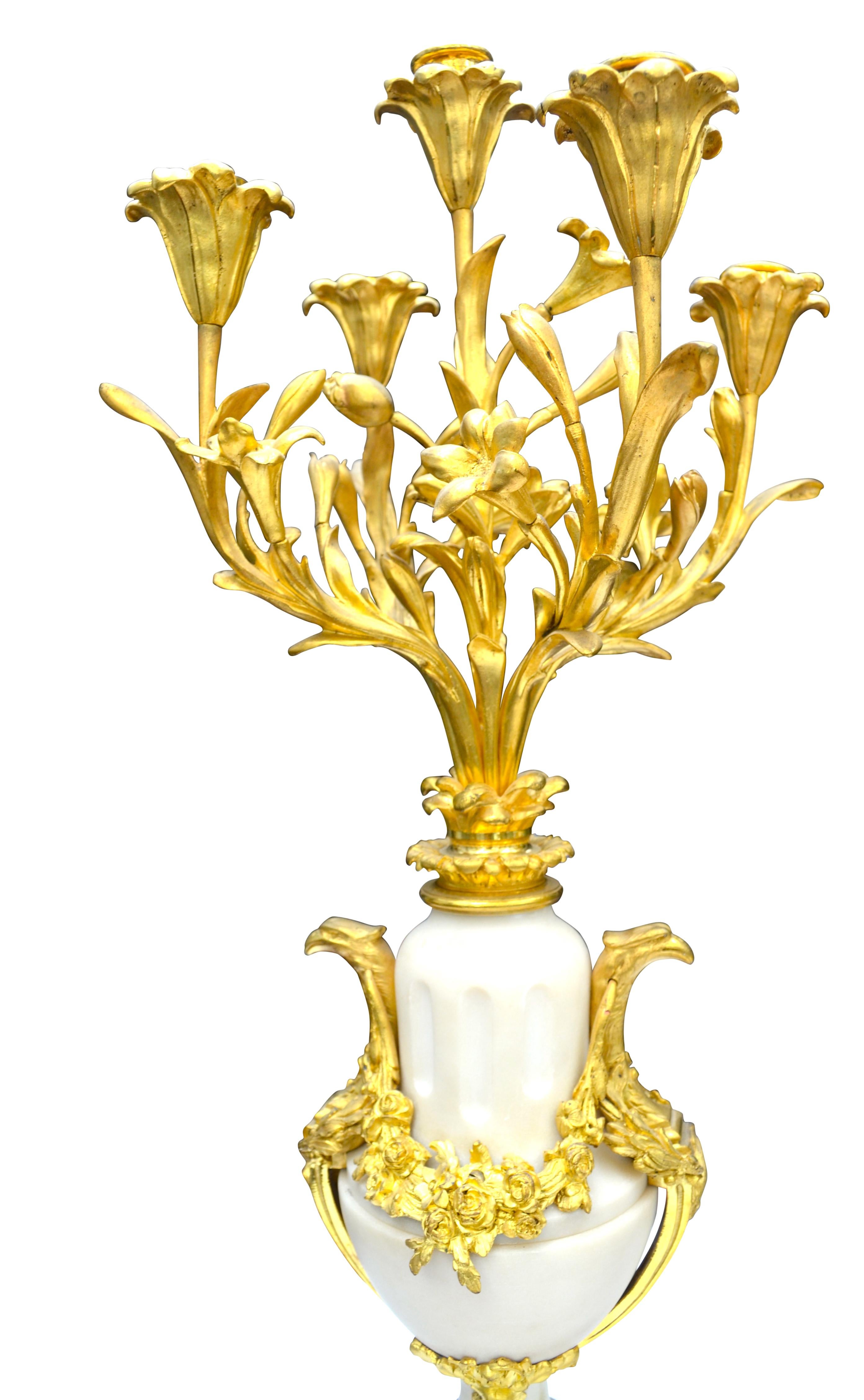 Français Paire de candélabres Louis XVI à cinq bras en bronze doré et marbre blanc en vente