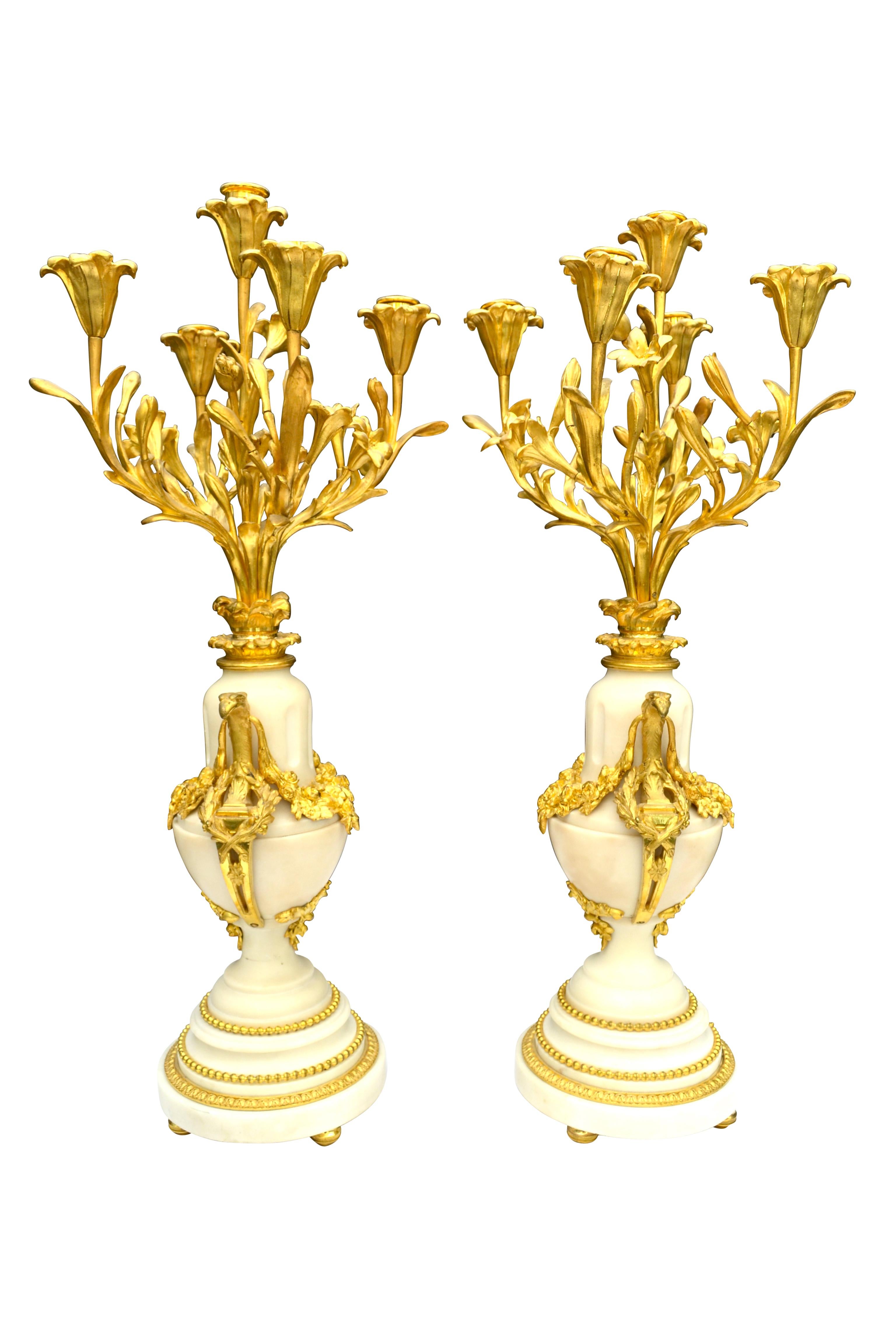 Doré Paire de candélabres Louis XVI à cinq bras en bronze doré et marbre blanc en vente