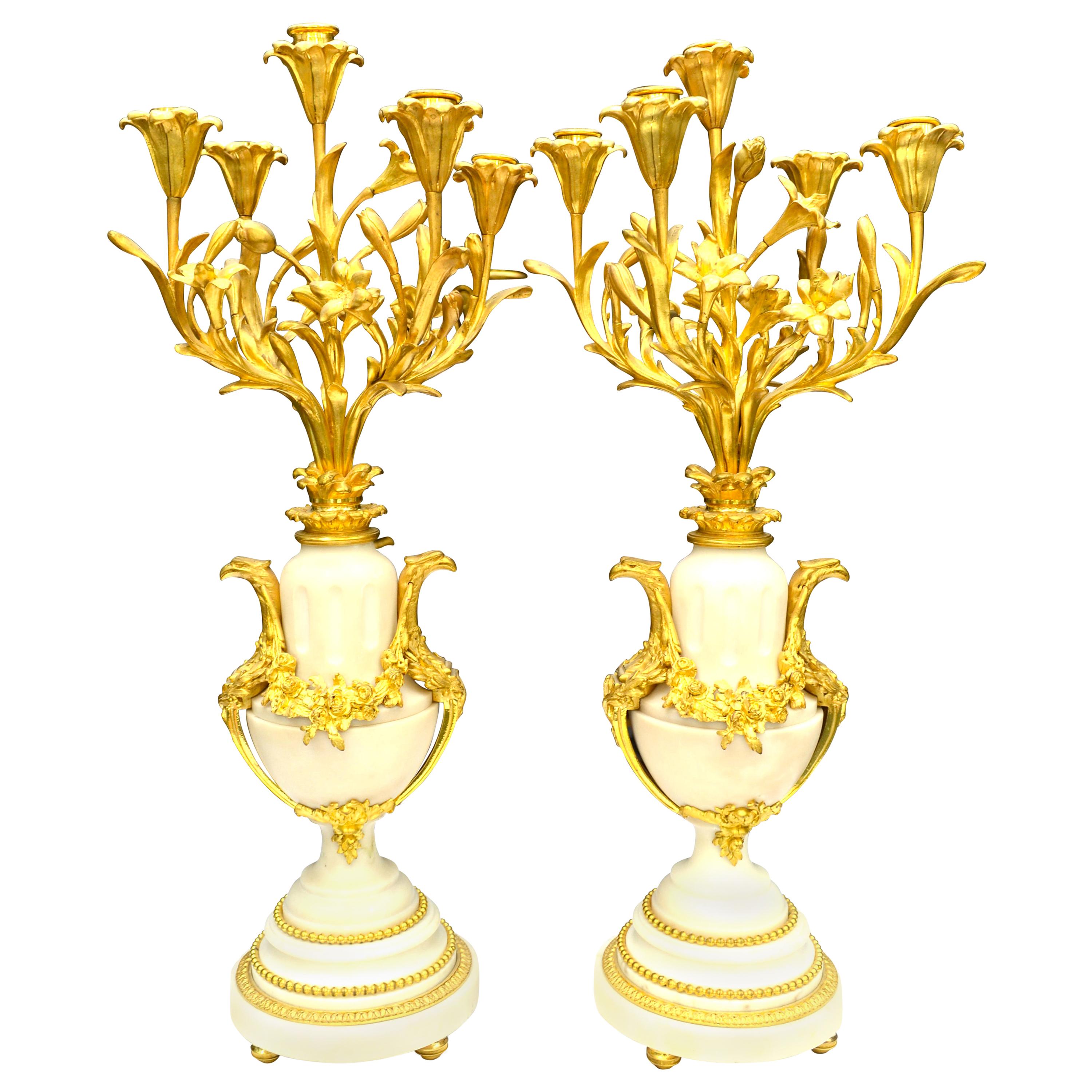Paar fünfarmige Louis-XVI-Kronleuchter aus vergoldeter Bronze und weißem Marmor