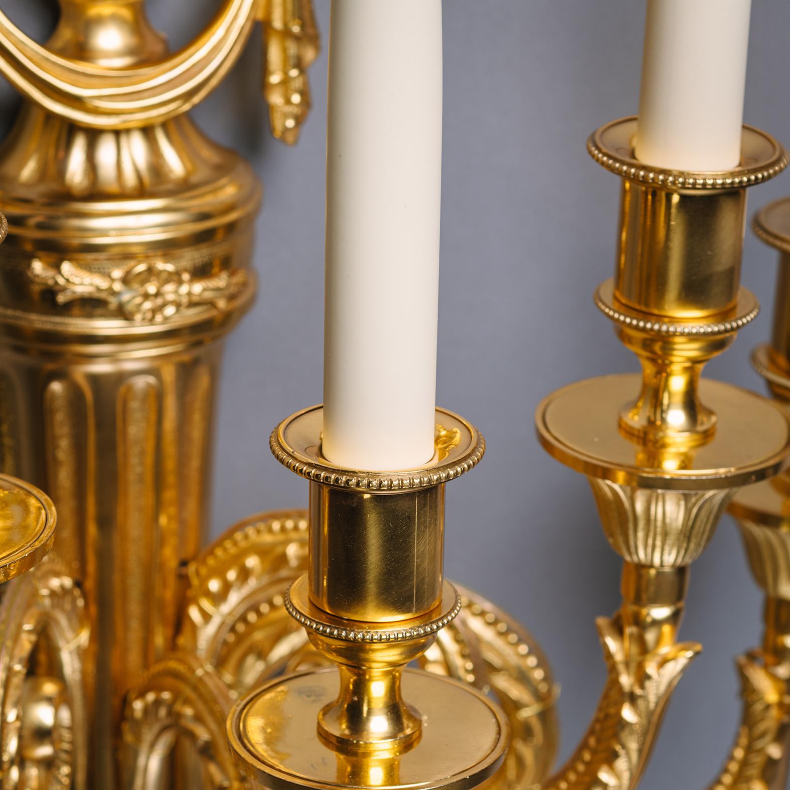 Ein Paar Louis XVI-Wandapplikationen aus vergoldeter Bronze mit fünf Lichtern (Louis XVI.) im Angebot