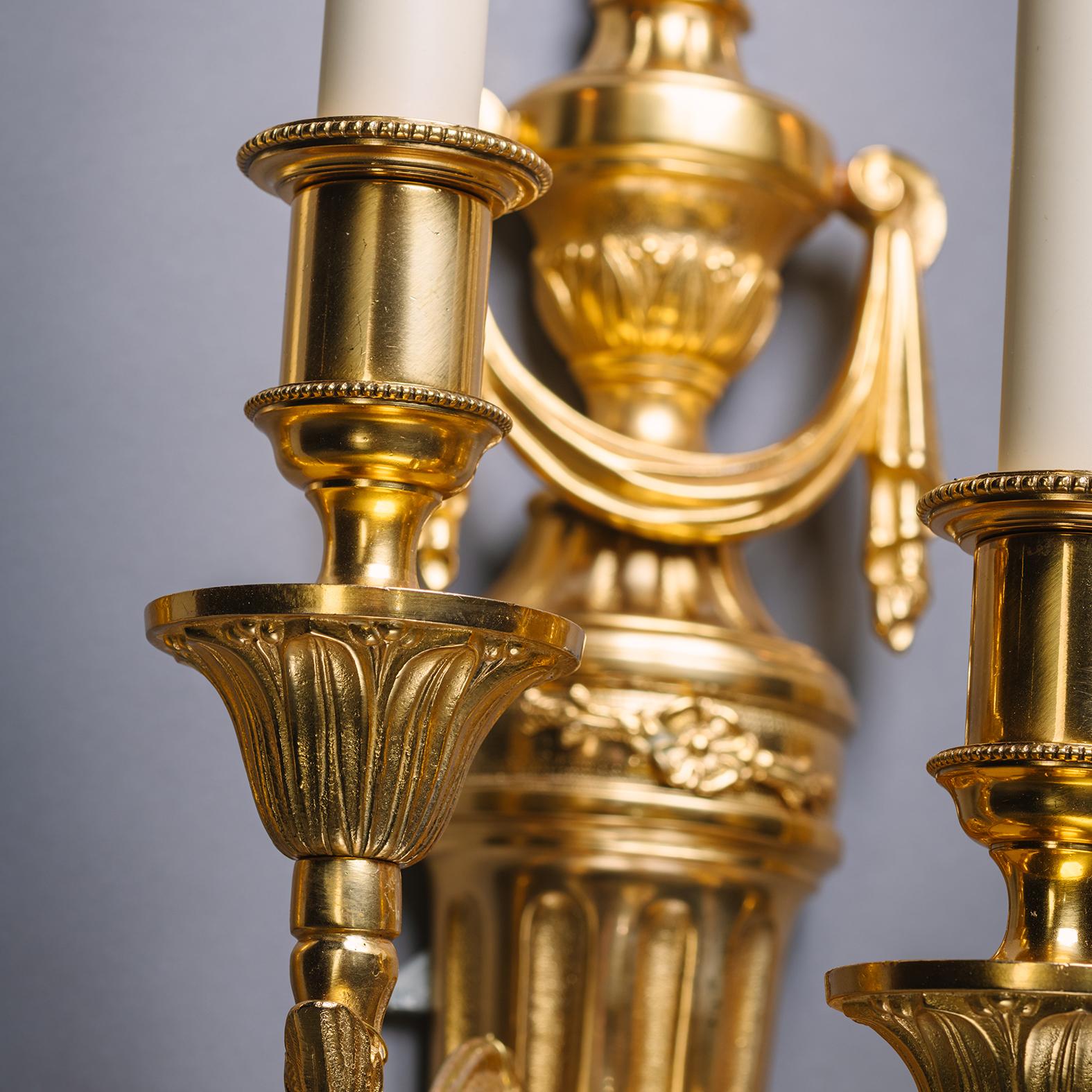 Ein Paar Louis XVI-Wandapplikationen aus vergoldeter Bronze mit fünf Lichtern (Französisch) im Angebot
