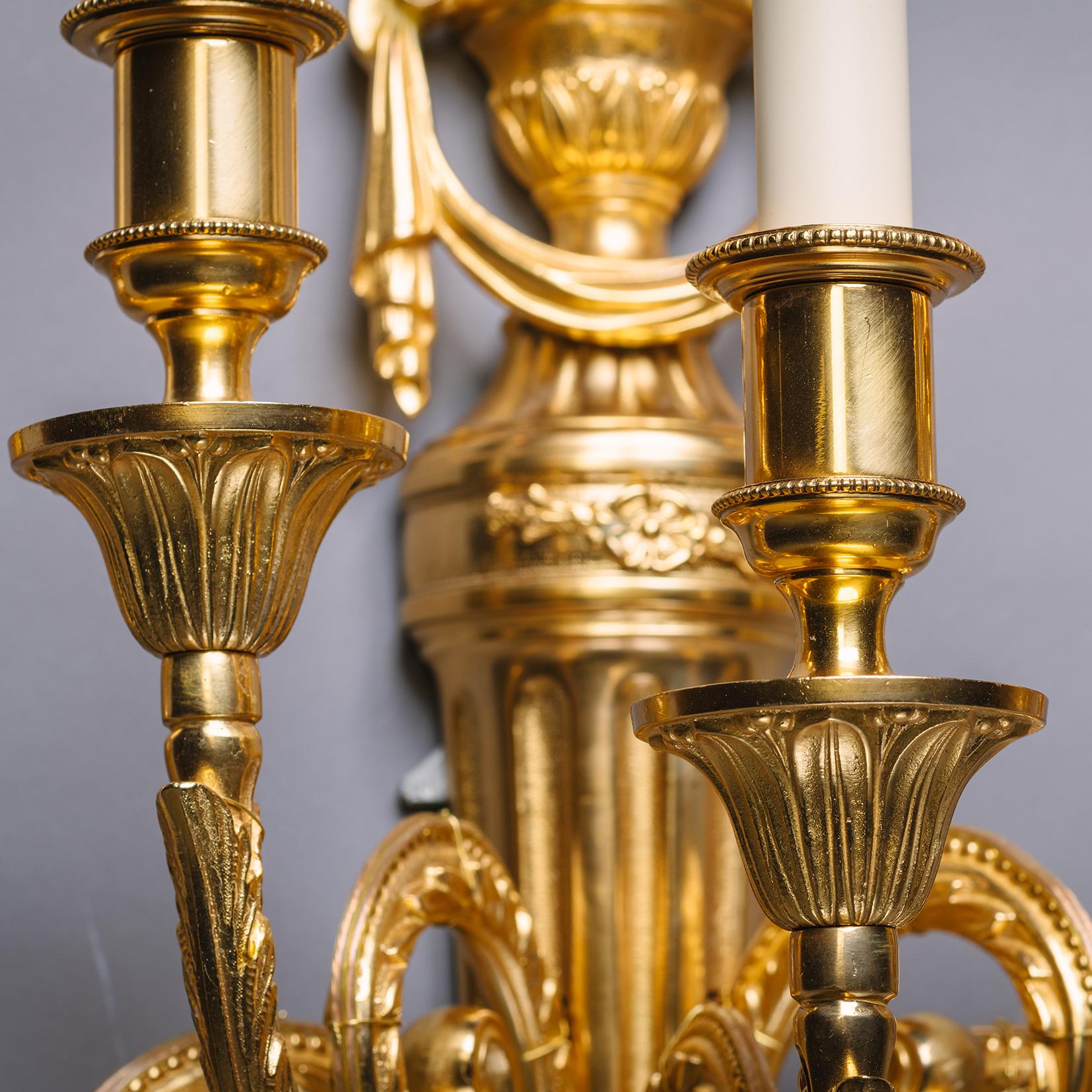 Ein Paar Louis XVI-Wandapplikationen aus vergoldeter Bronze mit fünf Lichtern im Zustand „Gut“ im Angebot in Brighton, West Sussex
