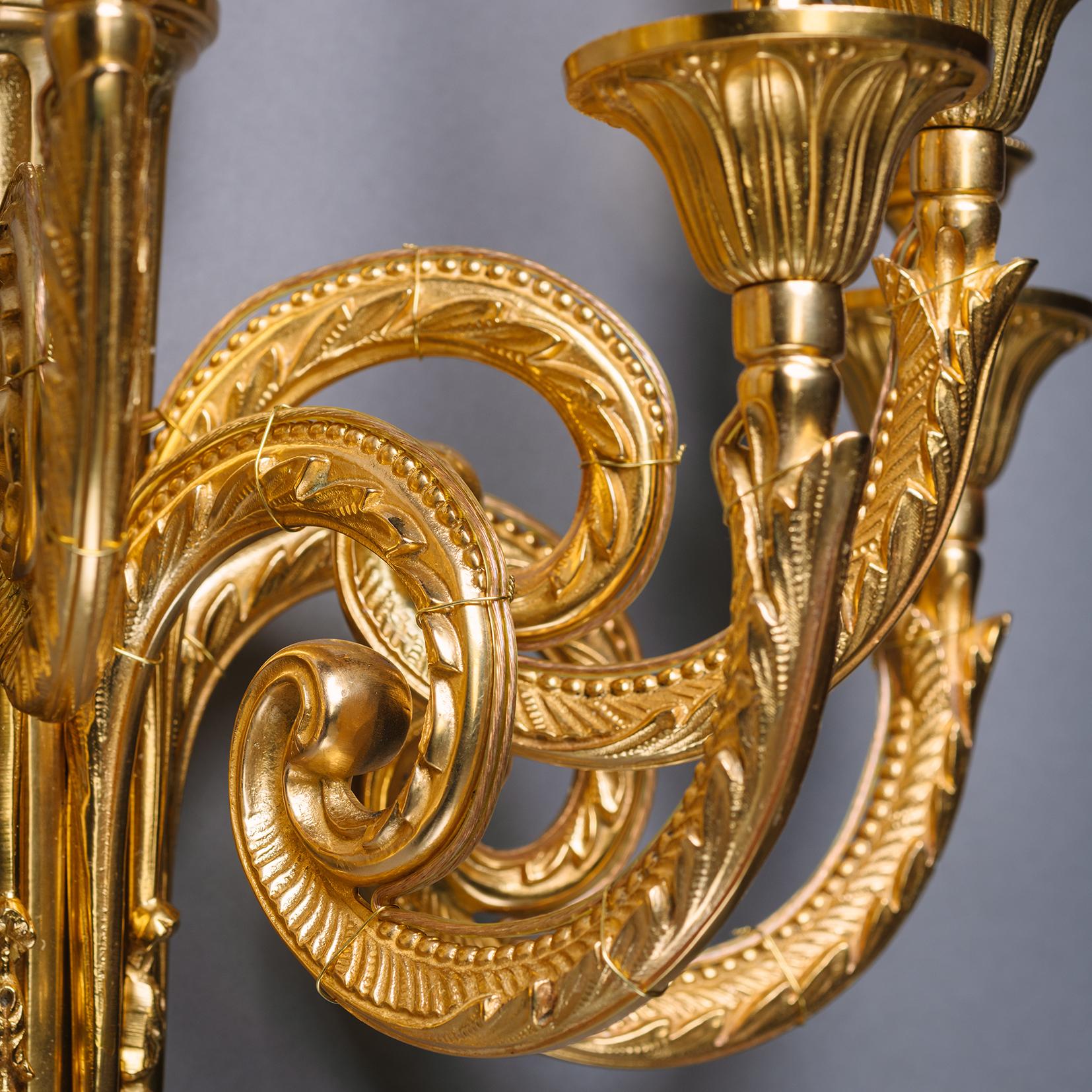 Ein Paar Louis XVI-Wandapplikationen aus vergoldeter Bronze mit fünf Lichtern (20. Jahrhundert) im Angebot