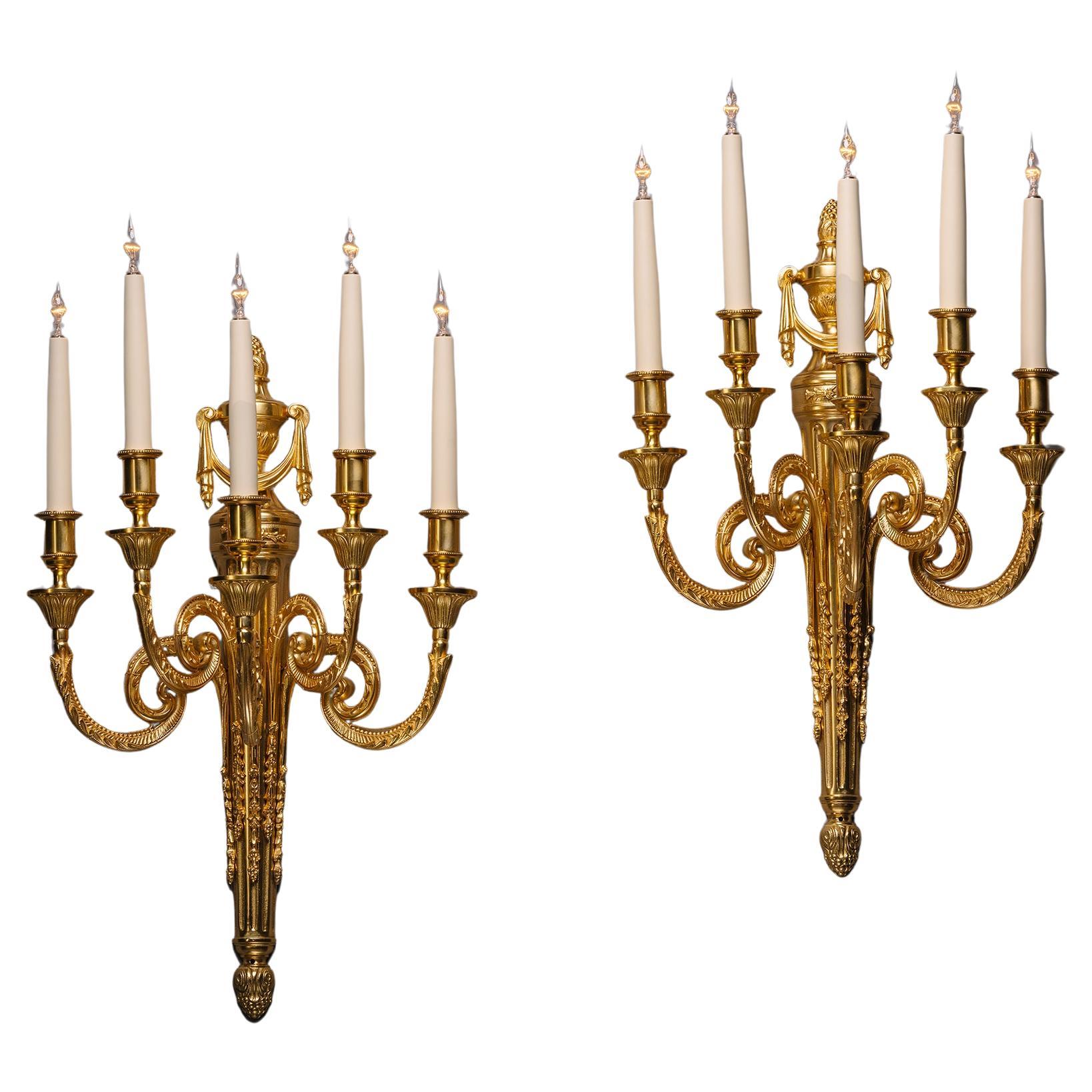 Ein Paar Louis XVI-Wandapplikationen aus vergoldeter Bronze mit fünf Lichtern im Angebot
