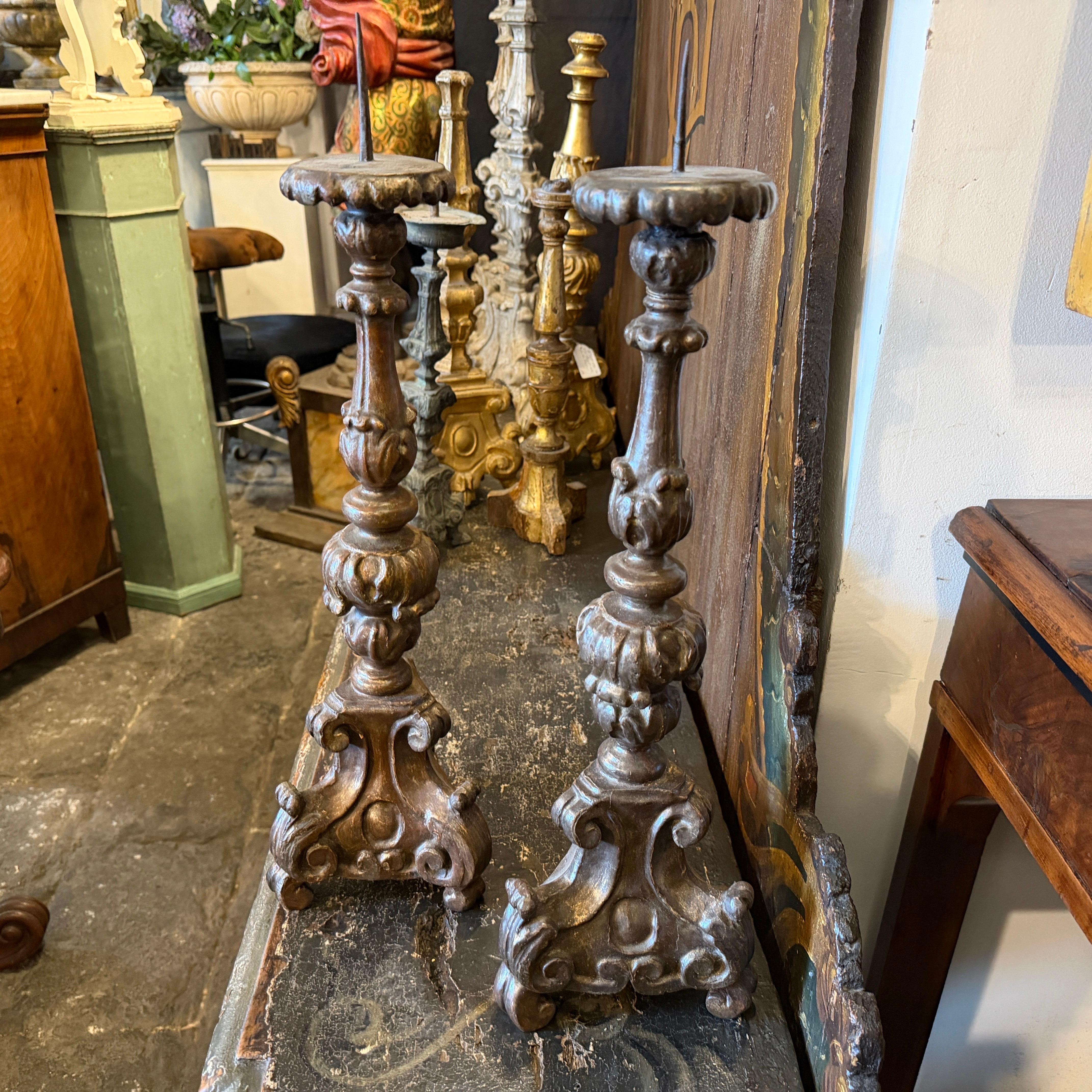 Paire de torchères siciliennes anciennes en Wood Wood sculpté à la main de style Louis XVI en vente 3