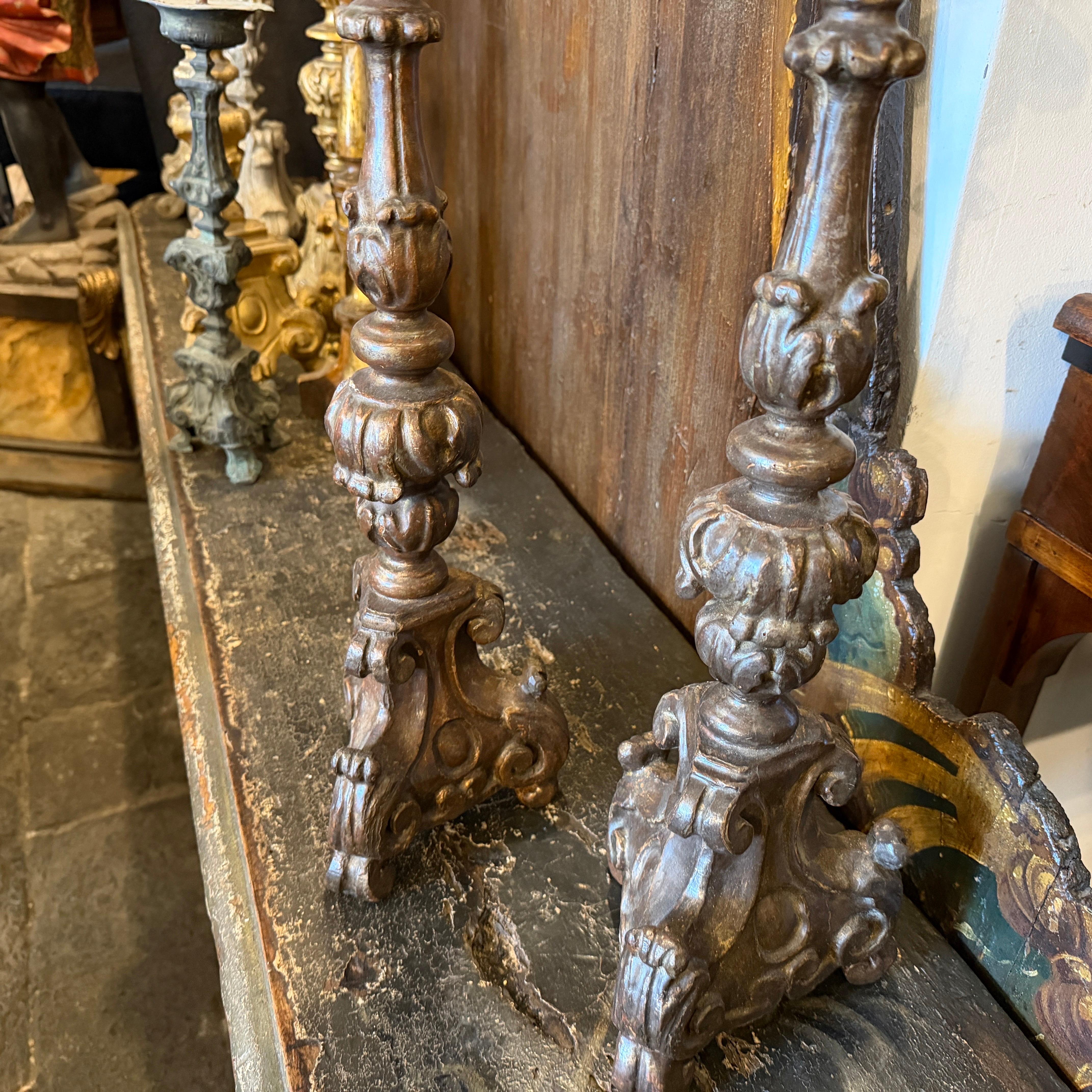 Paire de torchères siciliennes anciennes en Wood Wood sculpté à la main de style Louis XVI en vente 4