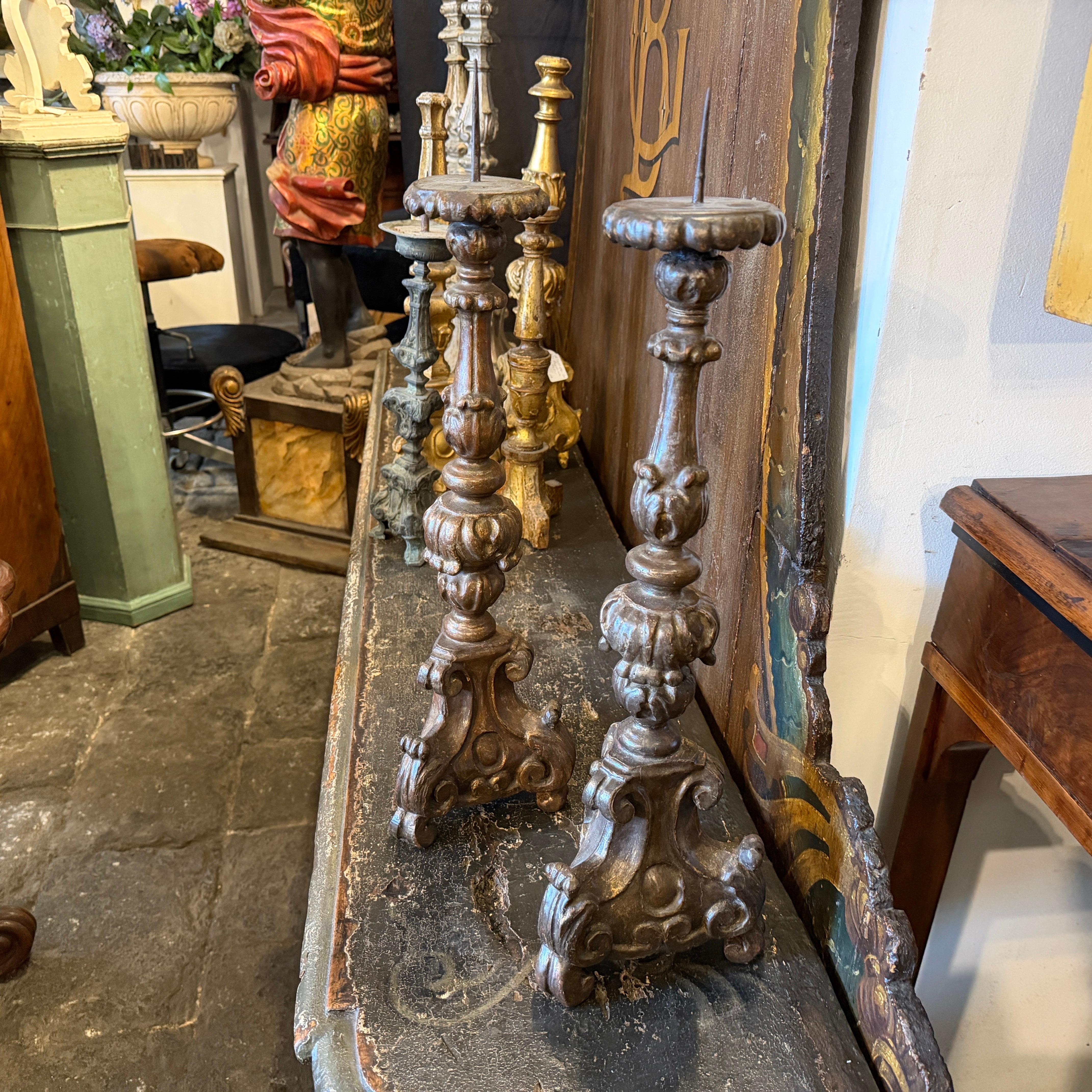 Paire de torchères siciliennes anciennes en Wood Wood sculpté à la main de style Louis XVI en vente 7