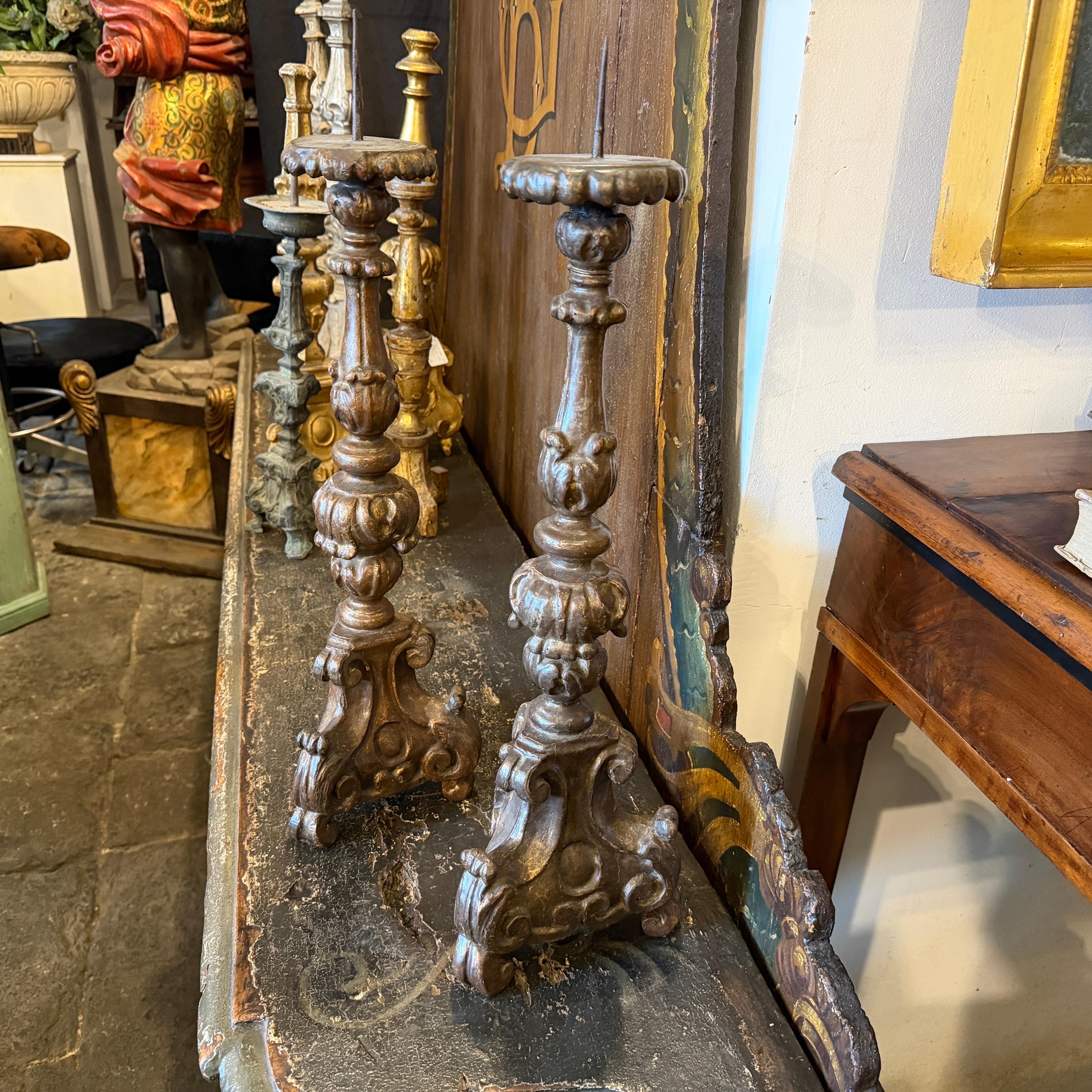 Paire de torchères siciliennes anciennes en Wood Wood sculpté à la main de style Louis XVI en vente 8