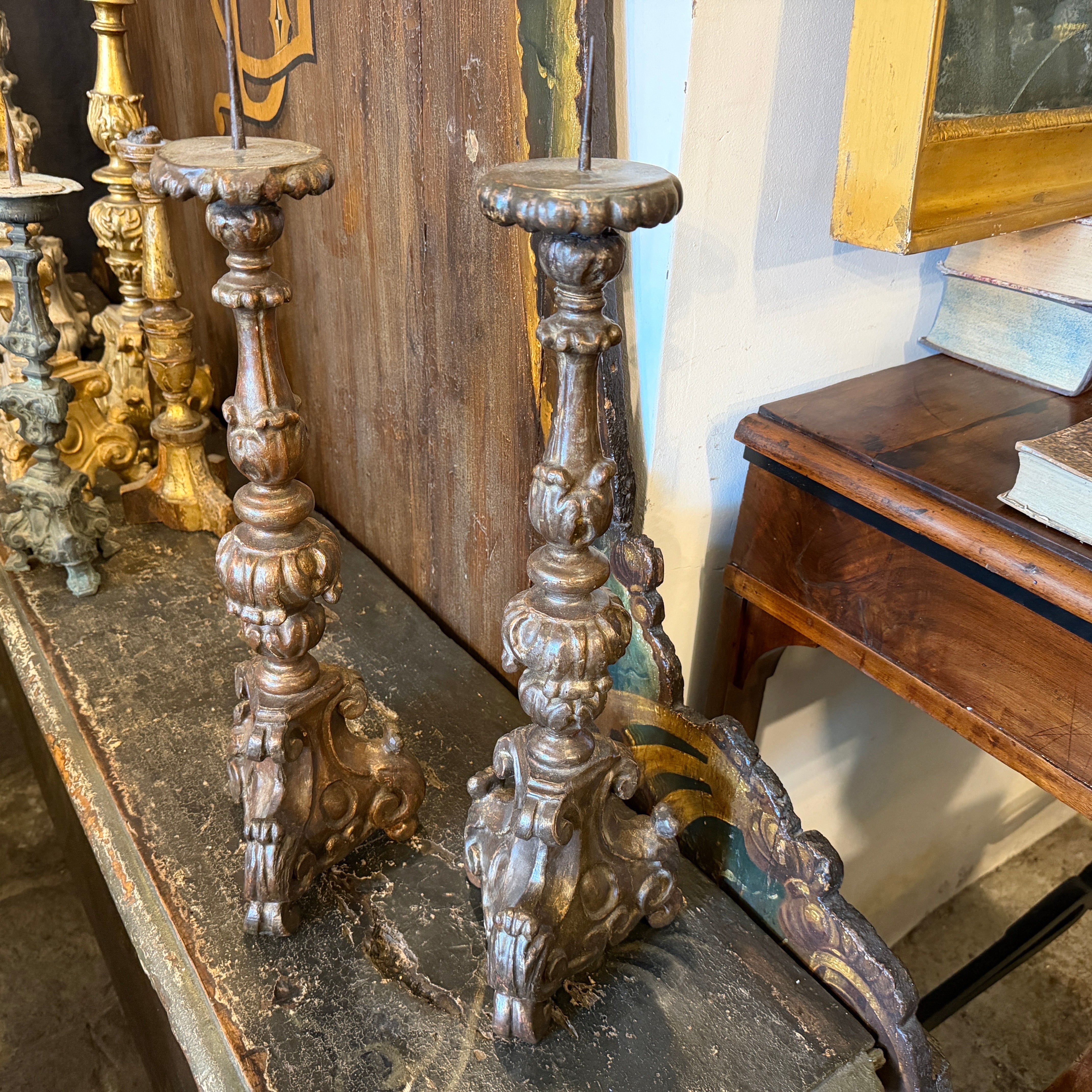 Il s'agit d'une magnifique paire de torchères siciliennes anciennes très décoratives, sculptées à la main dans le bois et présentant le style élégant et sobre caractéristique de la période Louis XVI (fin du XVIIIe siècle). Chaque torchère présente