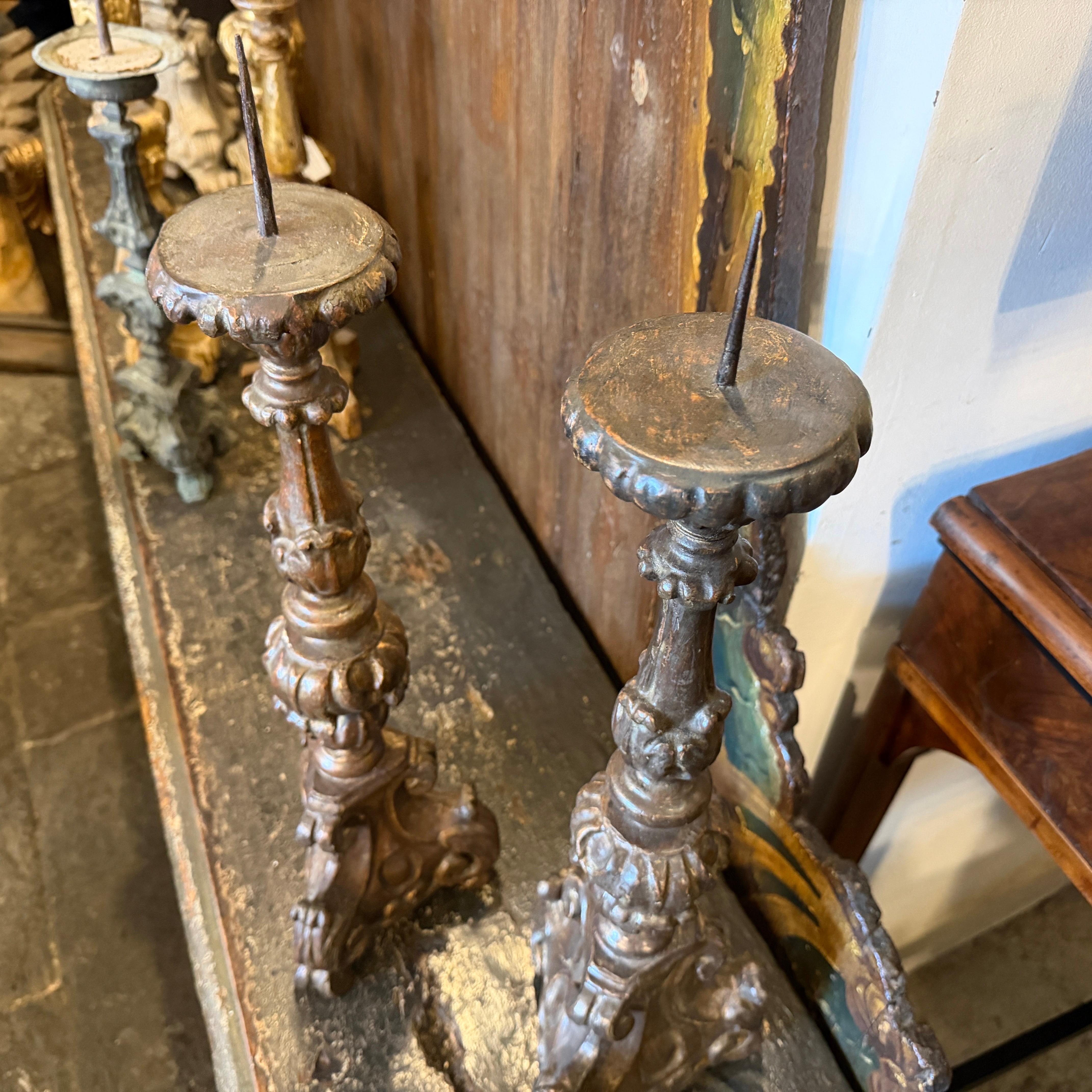 Paire de torchères siciliennes anciennes en Wood Wood sculpté à la main de style Louis XVI Bon état - En vente à Catania, Sicilia