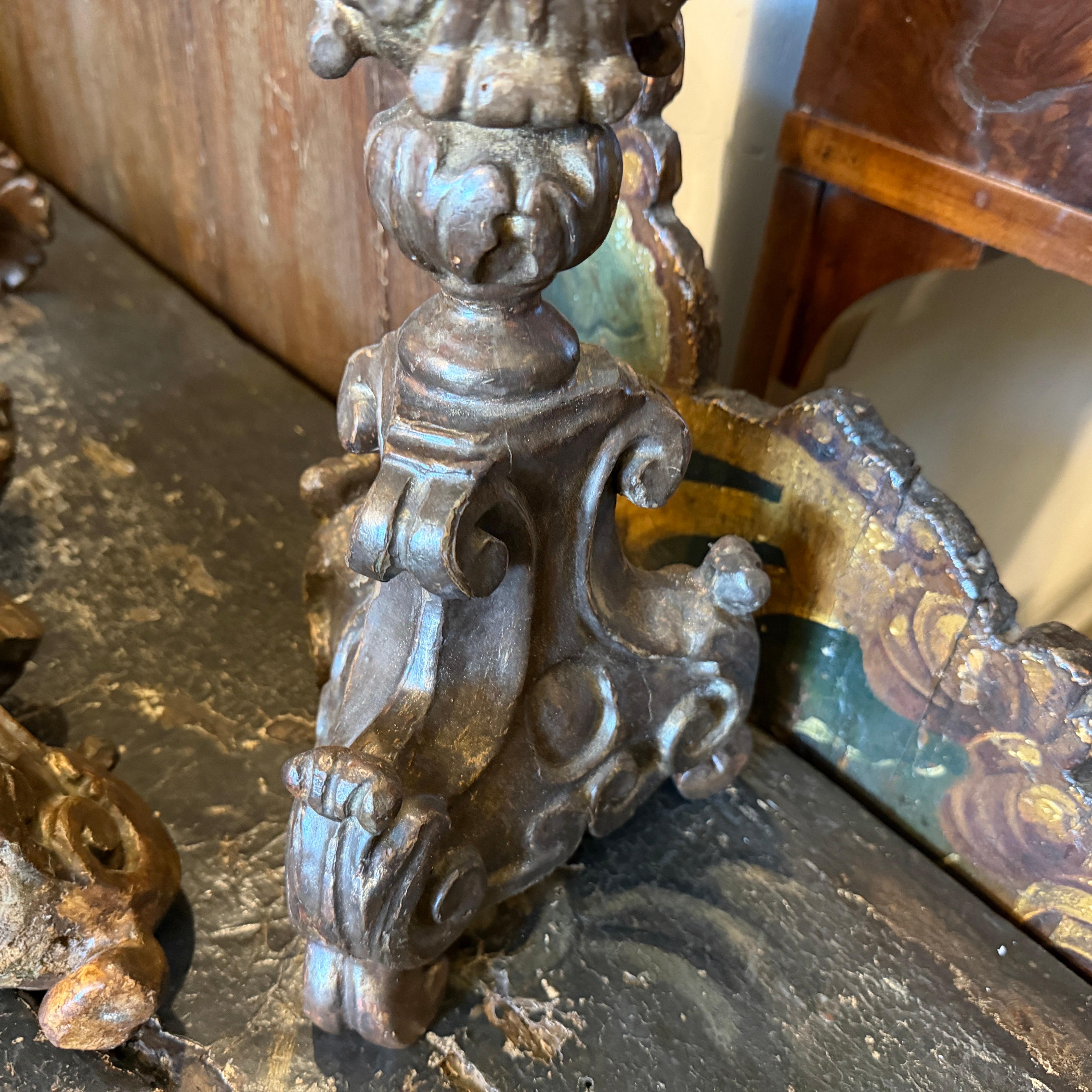 XVIIIe siècle Paire de torchères siciliennes anciennes en Wood Wood sculpté à la main de style Louis XVI en vente