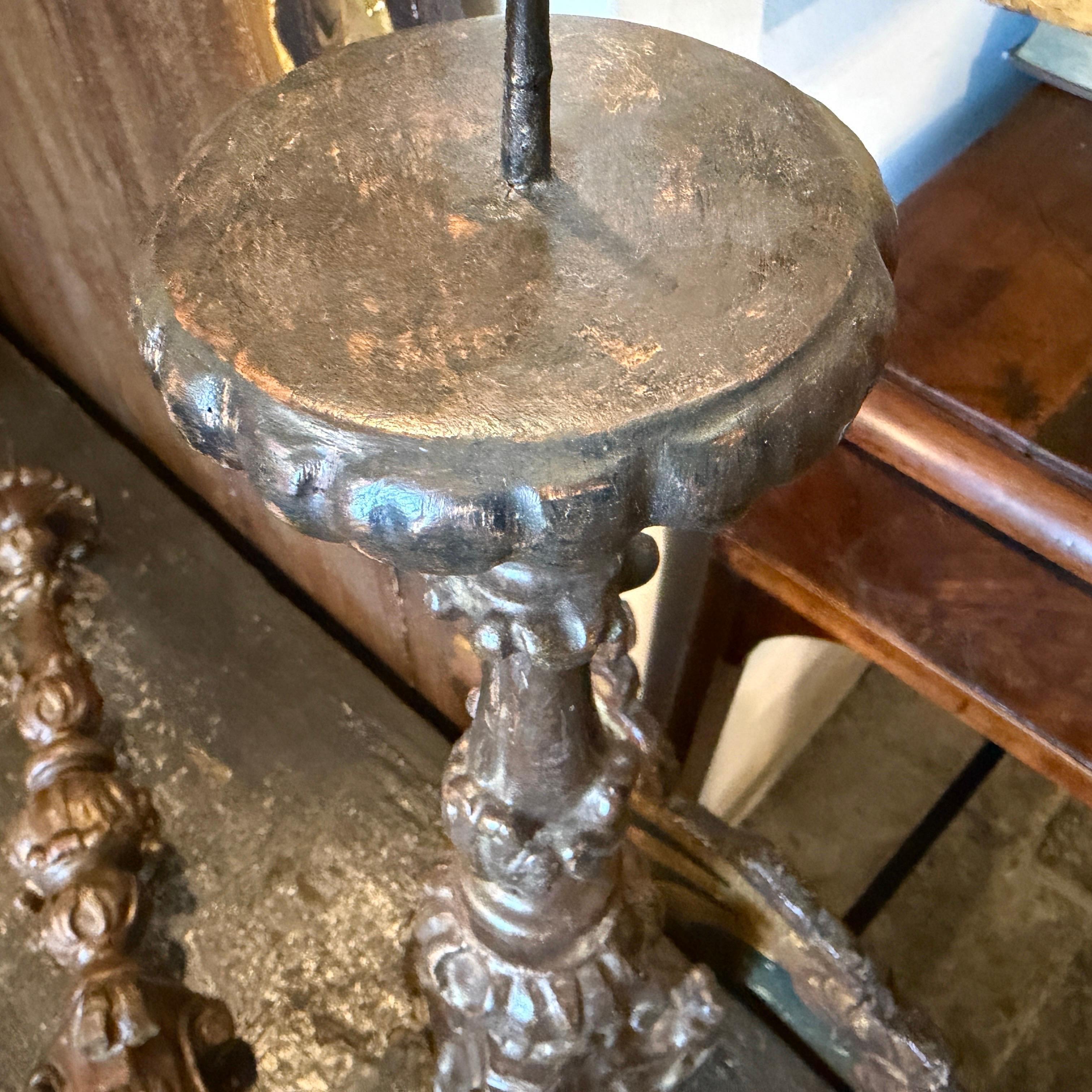 Bois Paire de torchères siciliennes anciennes en Wood Wood sculpté à la main de style Louis XVI en vente