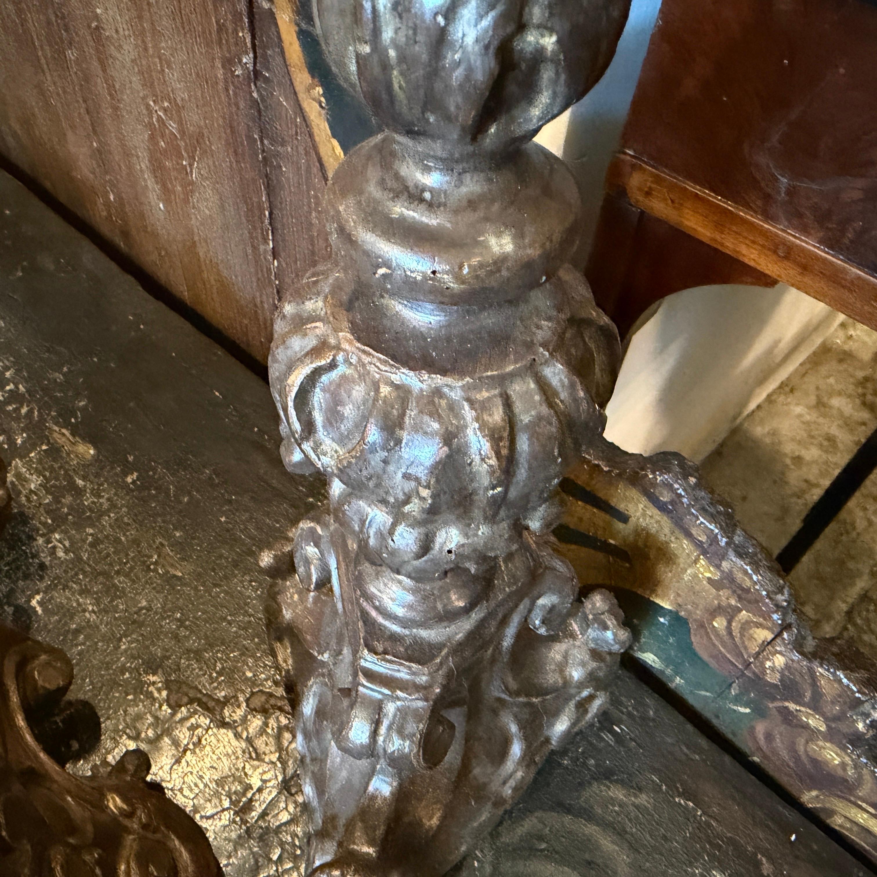 Paire de torchères siciliennes anciennes en Wood Wood sculpté à la main de style Louis XVI en vente 1