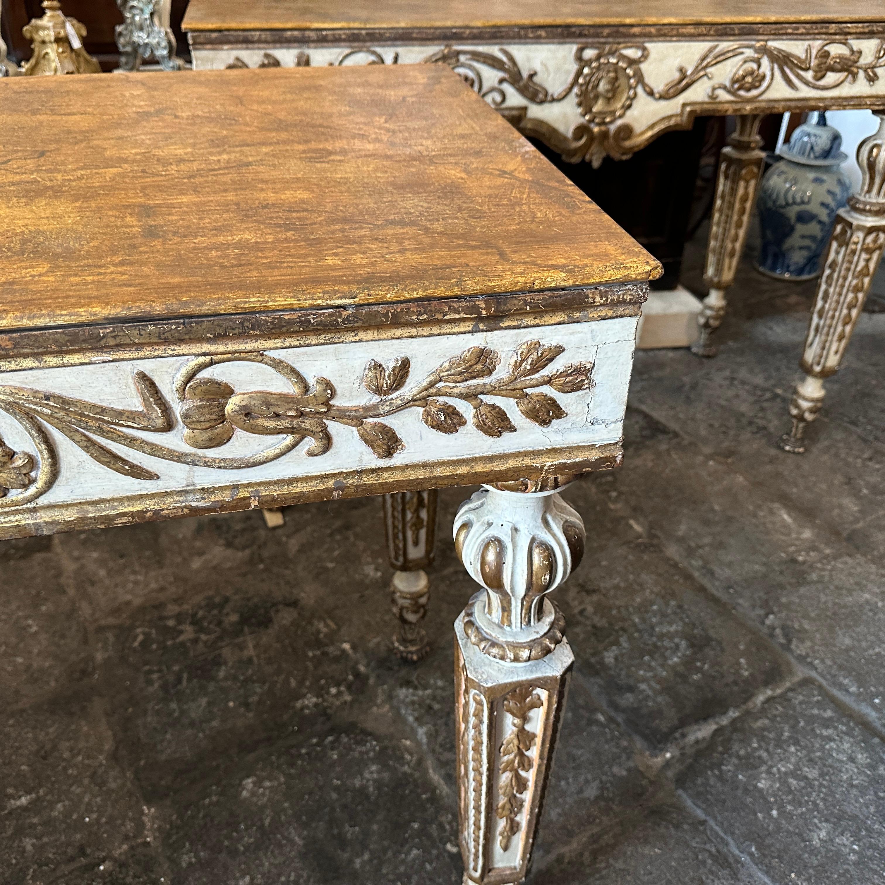 A pair of Louis XVI Ivory Lacquered and Gilded Wood Italian Consoles In Good Condition For Sale In Catania, Sicilia