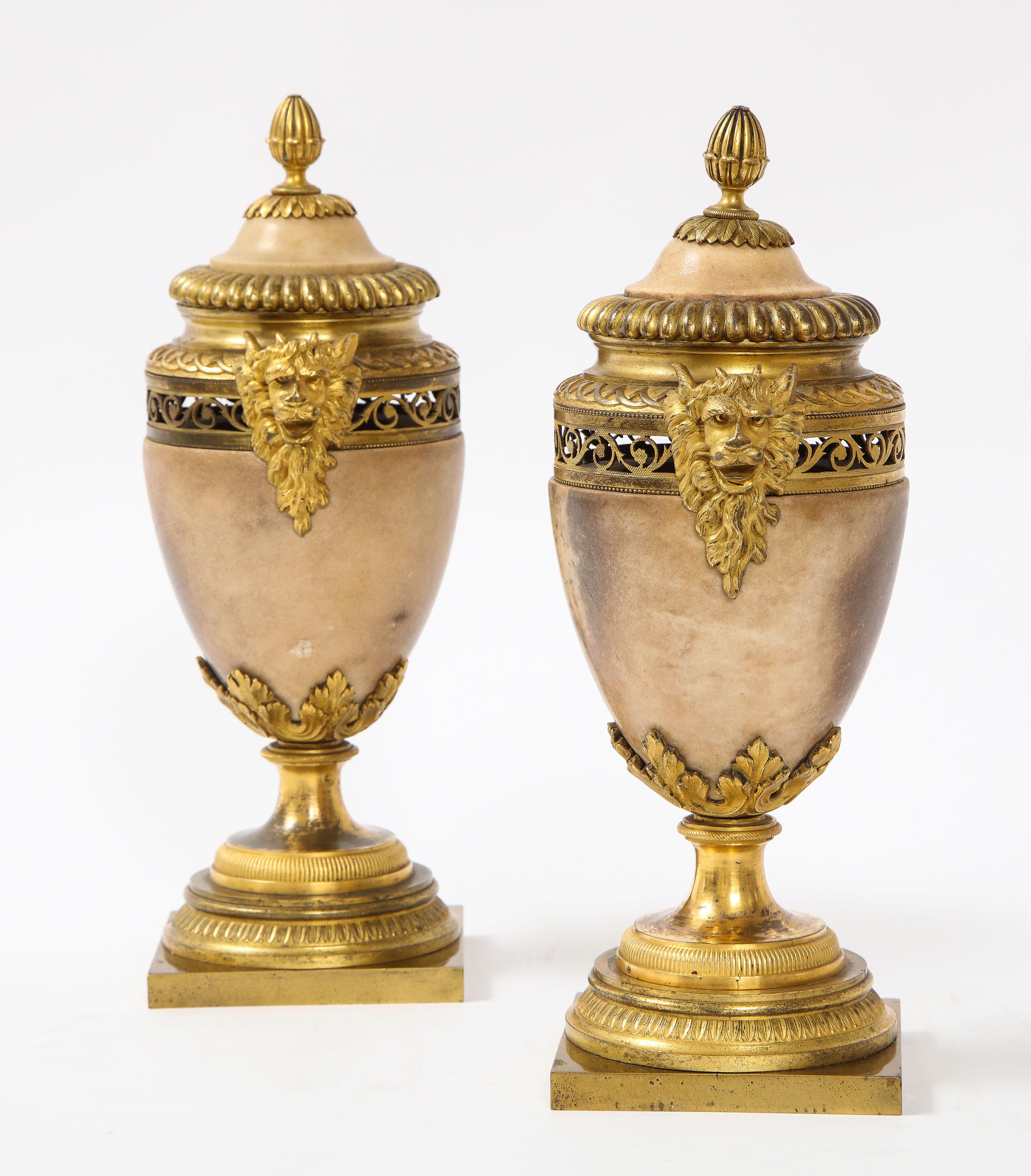 Paar nordeuropäische neoklassizistische Ormolu- und Marmorpotpourris im Louis-XVI-Stil (Handgeschnitzt) im Angebot