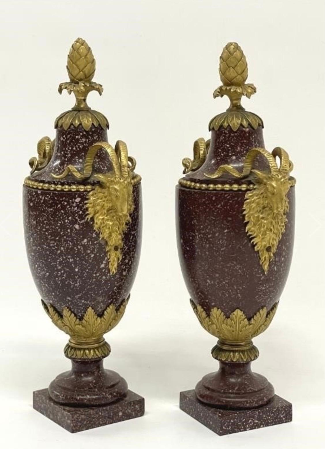 Français Paire de vases en porphyre de style Louis XVI montés en bronze doré, 19ème siècle en vente