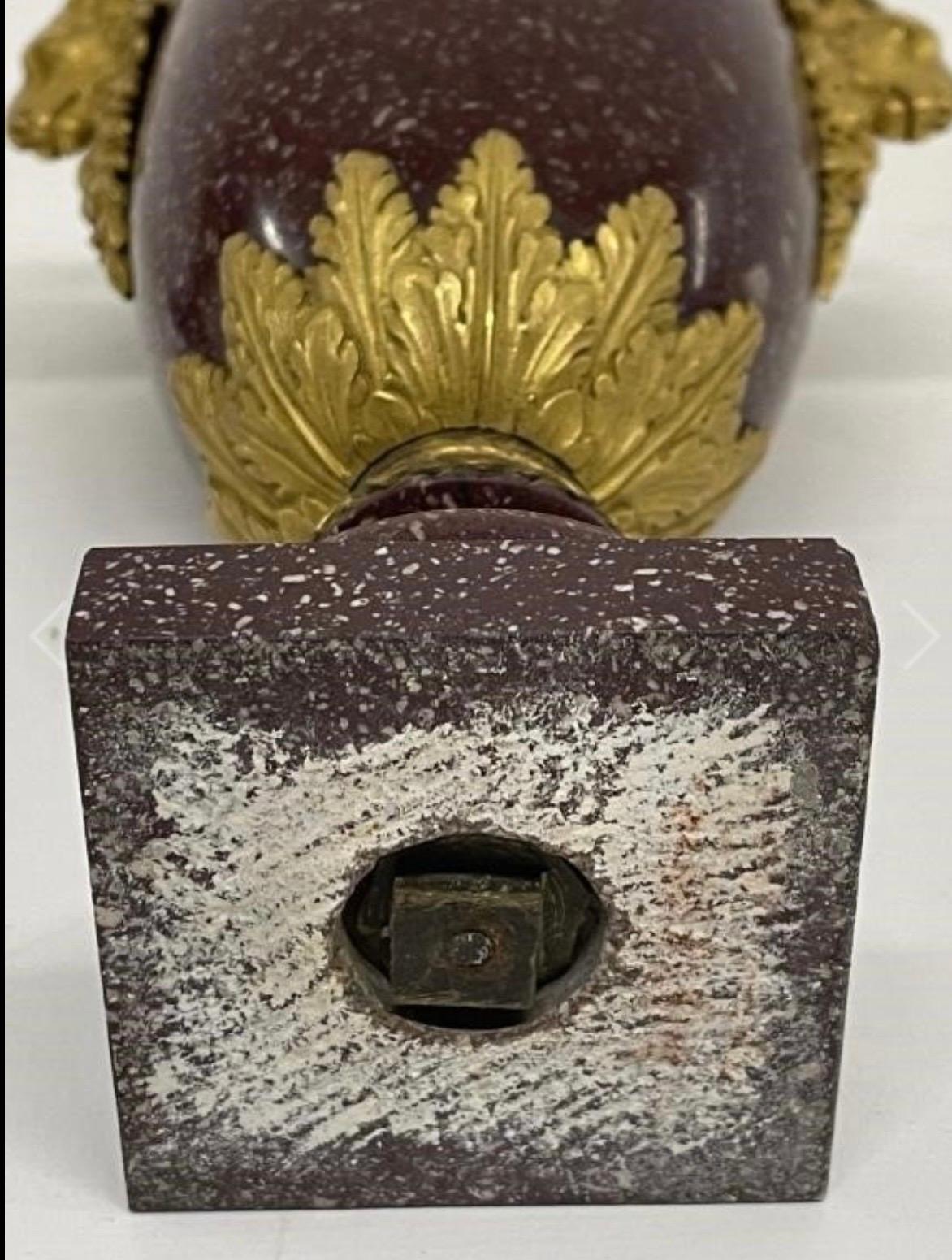Paar Goldbronze-Porphyr-Vasen im Louis-XVI-Stil mit Goldbronze-Montierung, 19. Jahrhundert (Gegossen) im Angebot