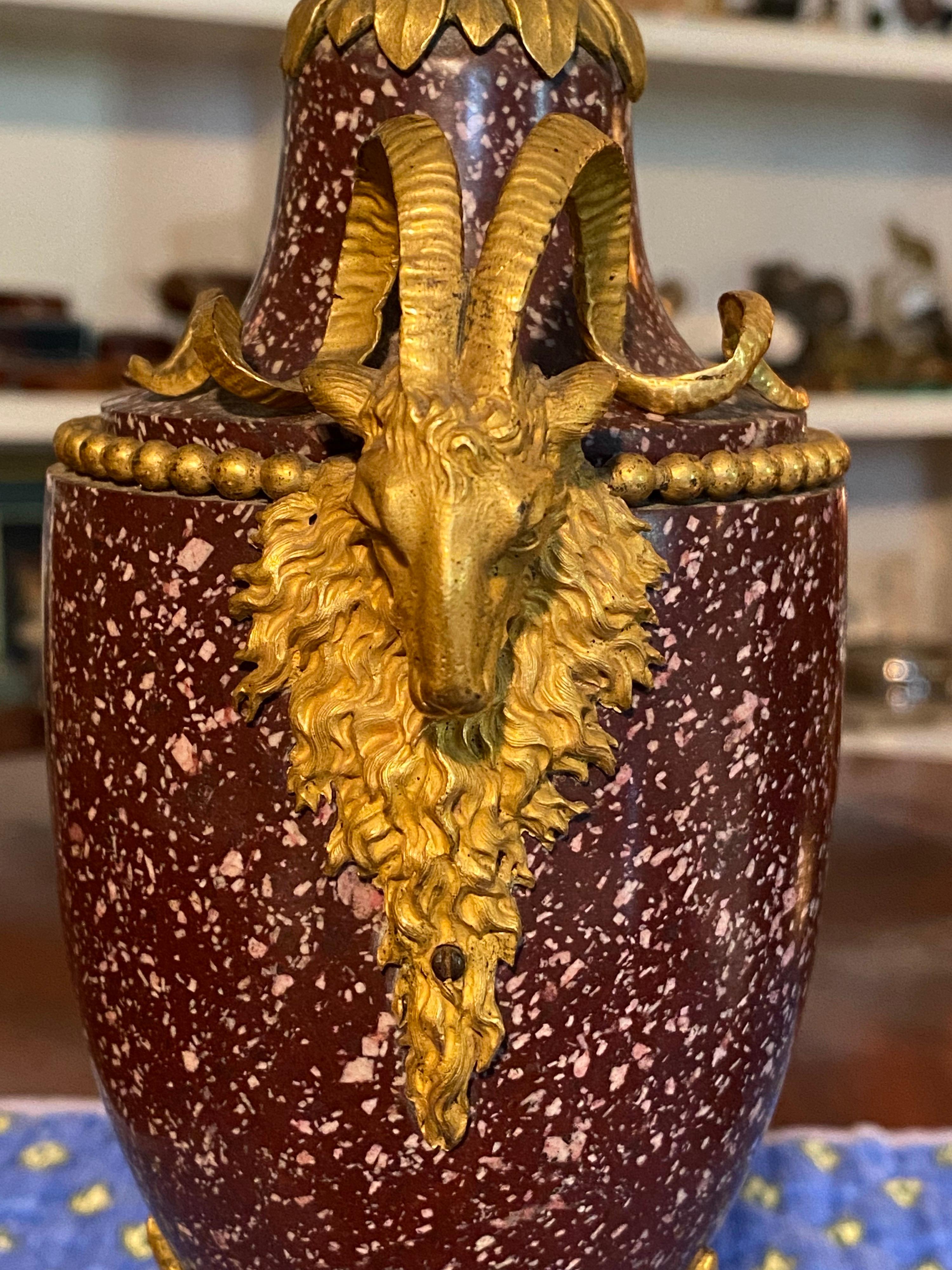 Paar Goldbronze-Porphyr-Vasen im Louis-XVI-Stil mit Goldbronze-Montierung, 19. Jahrhundert im Zustand „Gut“ im Angebot in Spencertown, NY