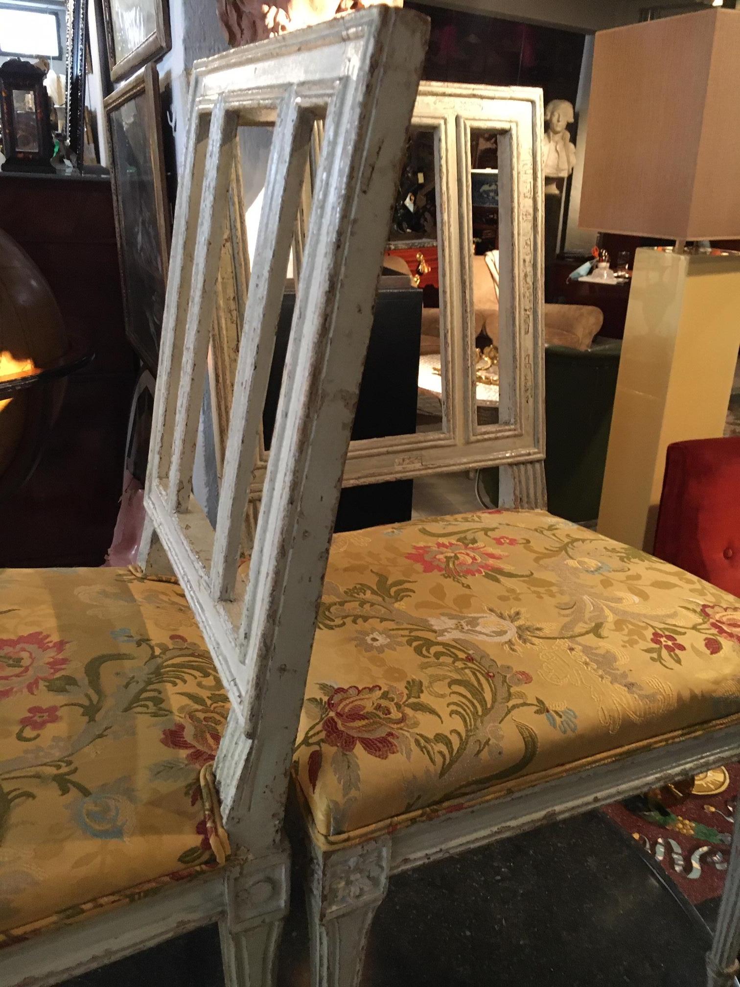 Une paire de chaises d'époque Louis XVI dans leur décoration d'origine.
Rempli à neuf. Ses pieds à stipe carré sont très rares.