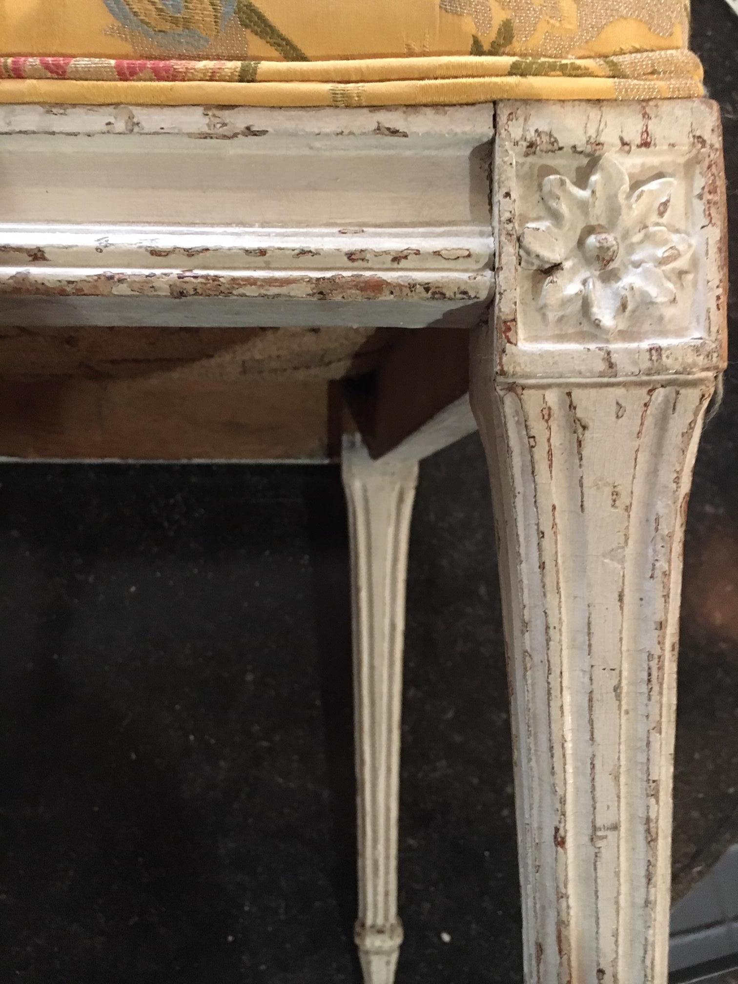 Paar Stühle aus der Zeit Ludwigs XVI. in ihrer ursprünglichen Dekoration:: neu gepolstert im Angebot 1