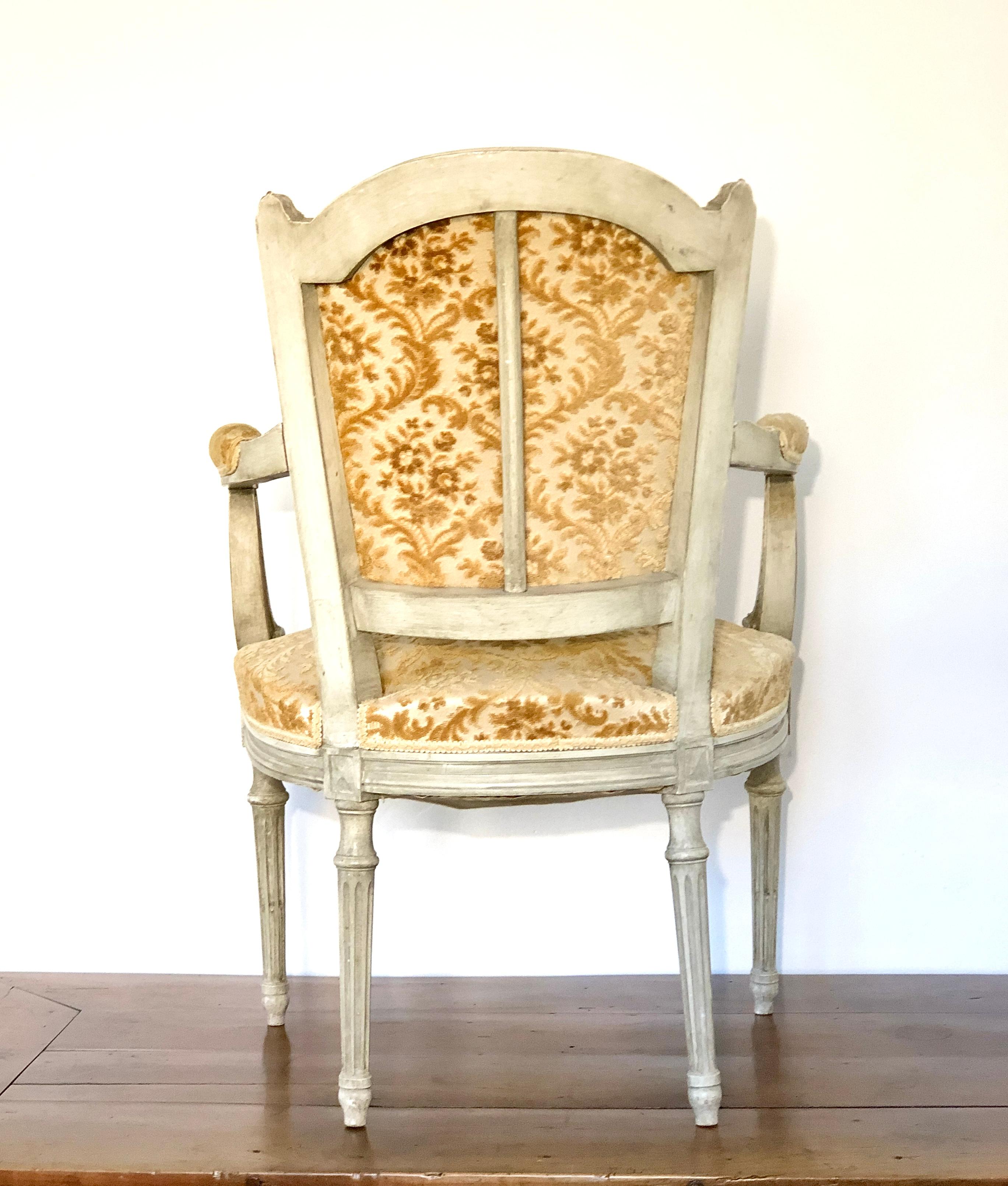 Ensemble de deux fauteuils du XIXe siècle, dans un style typiquement Louis XVI. Les dossiers sont en forme de 