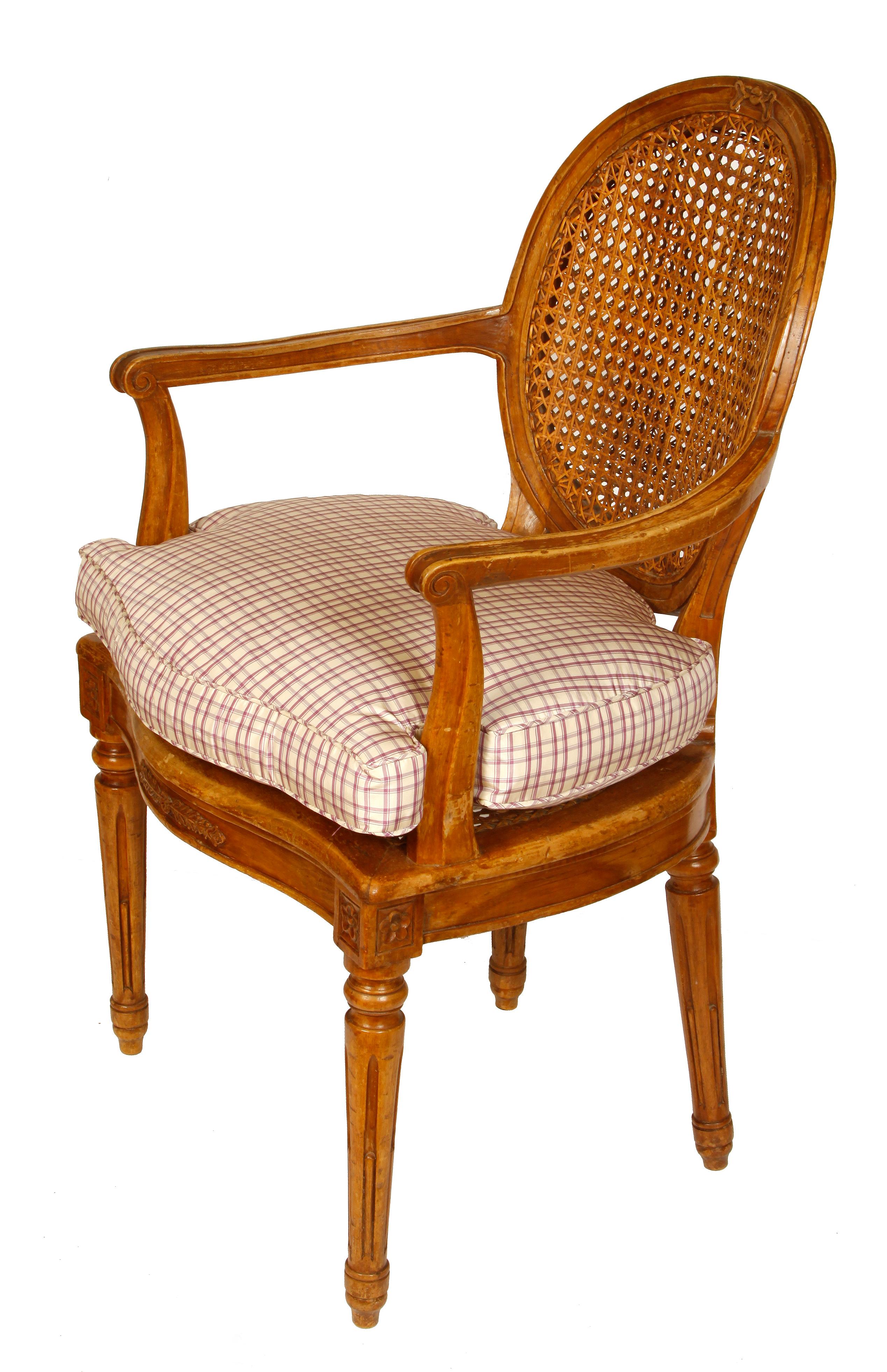 Ein Paar Sessel aus Buchenholz im Louis XVI-Stil mit Rohrsitz und ovaler Rückenlehne. Neu gepolstert, maßgeschneiderte Seide Lavendel Check Sitzkissen.