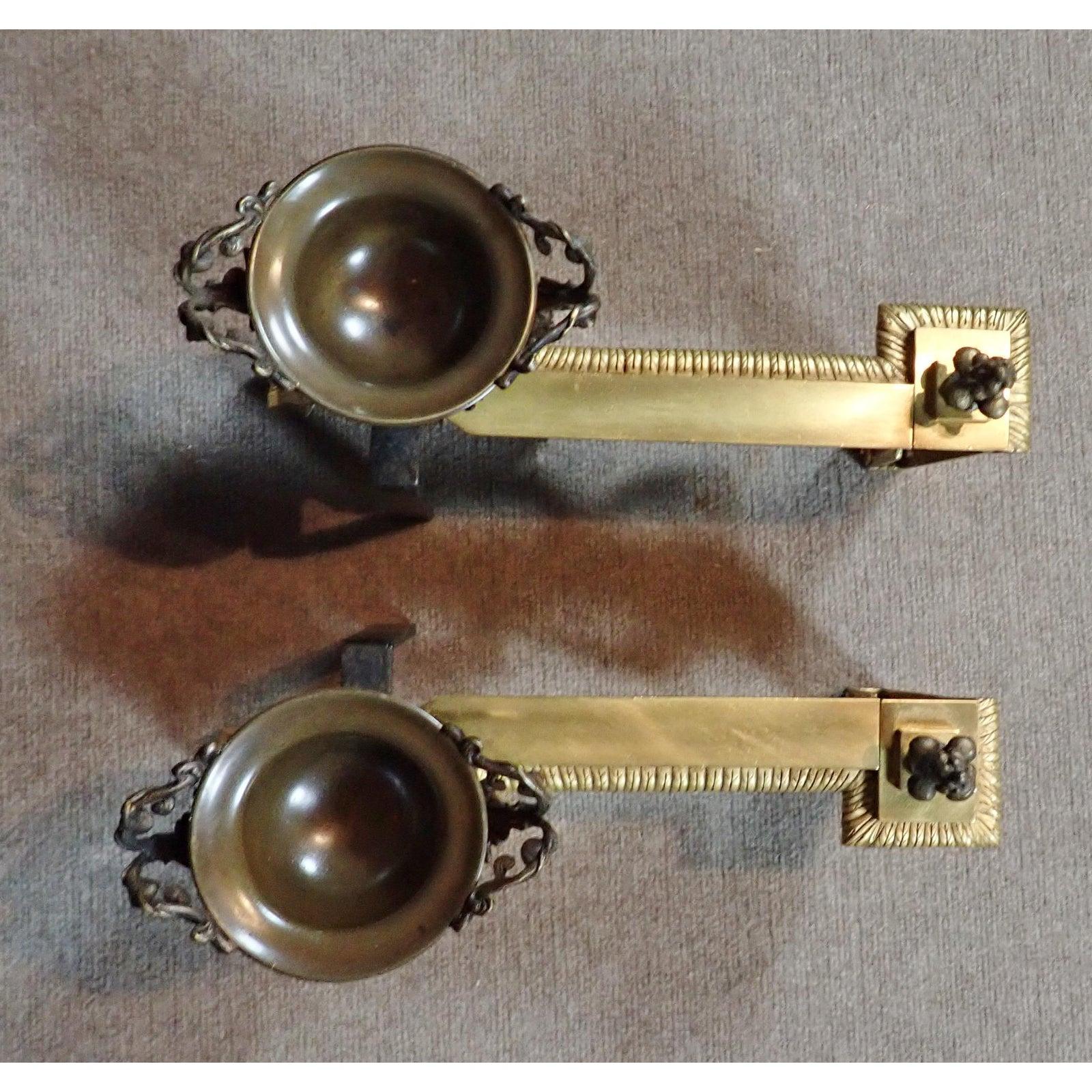 Ein Paar Louis XVI vergoldete und patinierte Bronze Chenets  im Angebot 4
