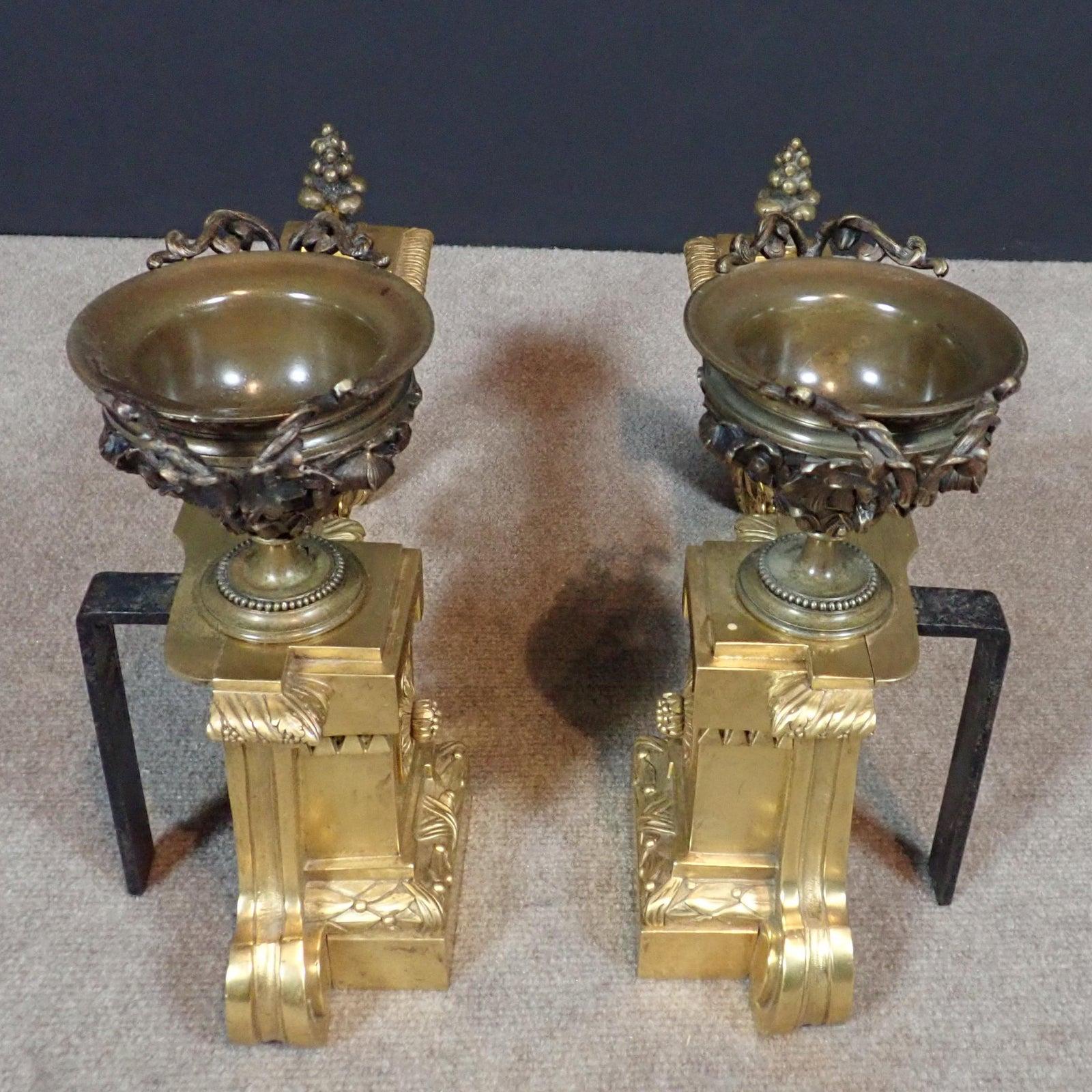 Doré Paire de Chenets Louis XVI en bronze patiné et doré  en vente