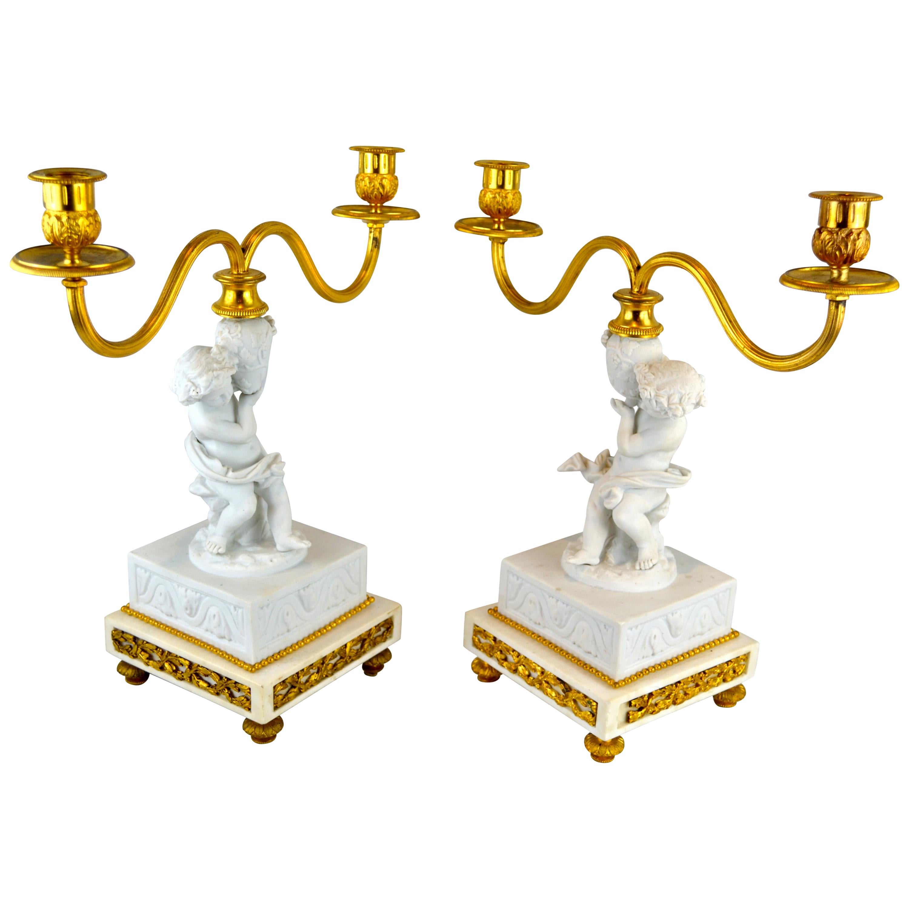 Paire de candélabres biscuits blancs figuratifs de style Louis XVI