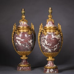 Paire de vases en marbre Fleur de Pêcher de style Louis XVI, montés en lampes
