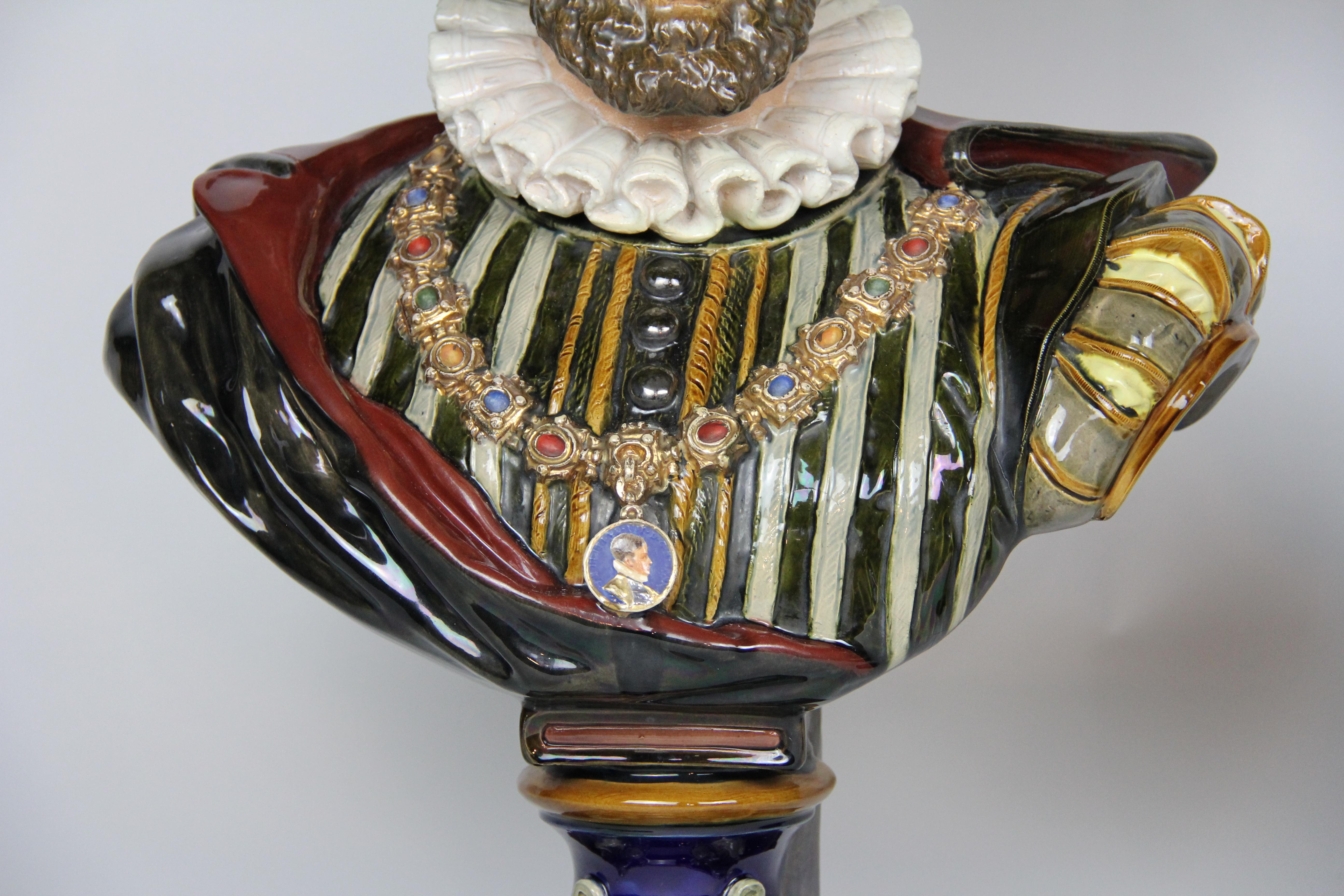 Paire de bustes royaux en porcelaine de style Louis XVI en majolique française en vente 3