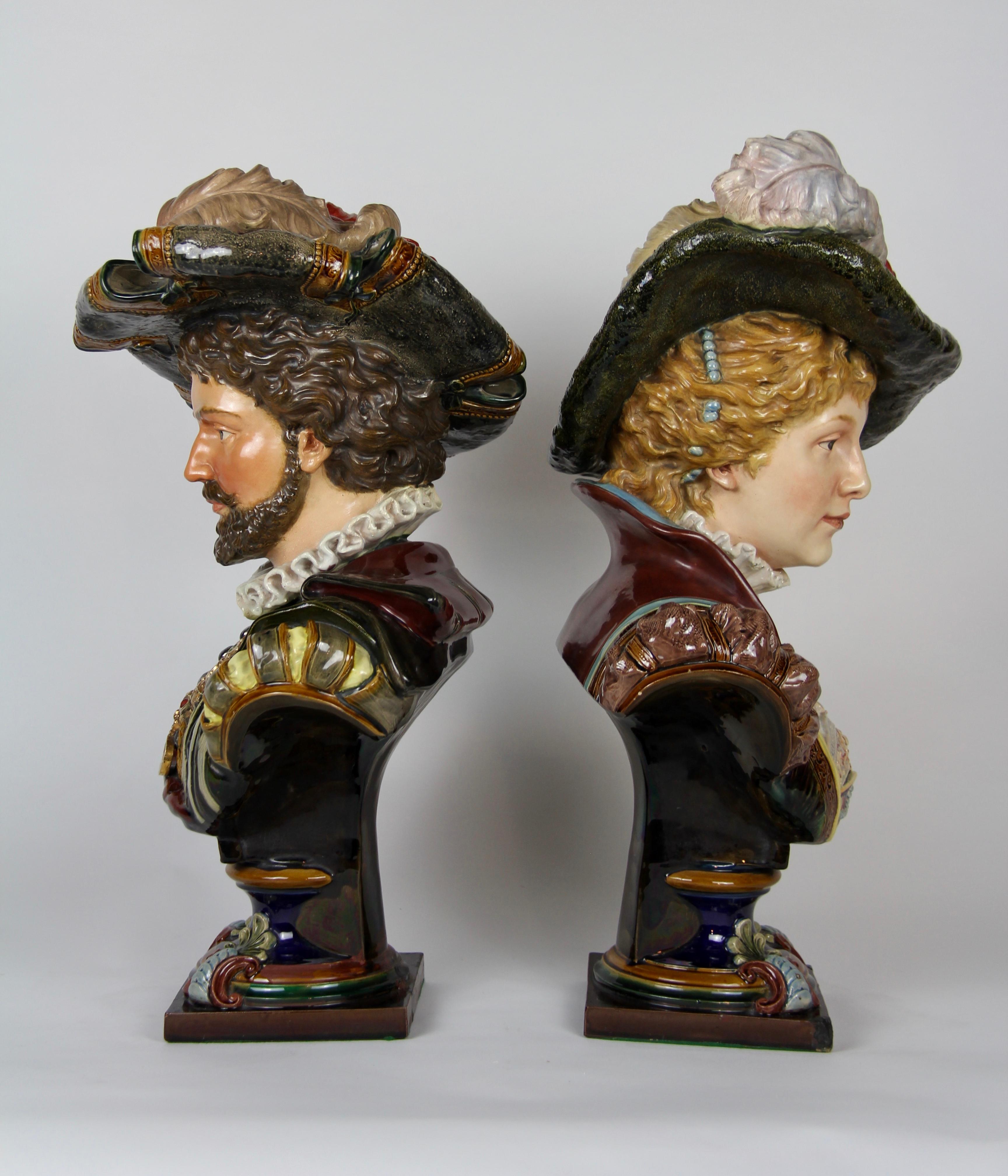 Une grande paire de bustes royaux en majolique de porcelaine de style Belle Epoque. Chacune d'entre elles est magnifiquement peinte à la main, avec un soin extraordinaire et une grande habileté artistique. Les deux membres de la famille royale